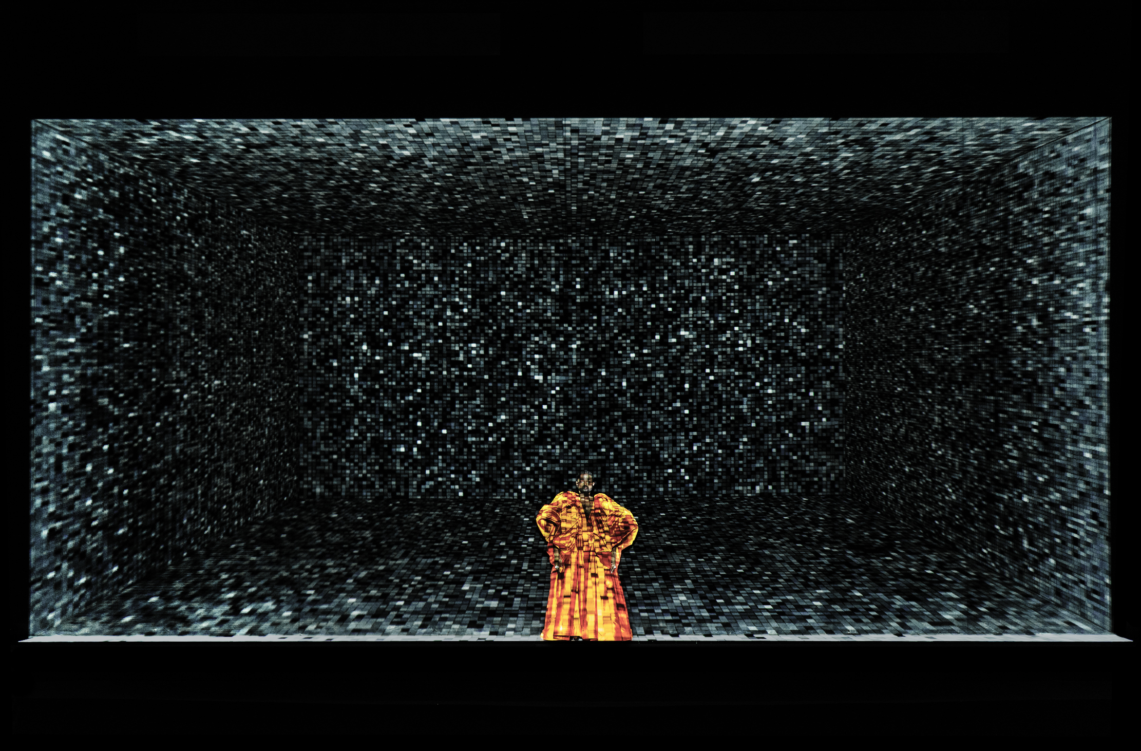 Klaus Grünberg: Echnaton (Akhnaten) (Philip Glass), Regie: Barrie Kosky, Bühnenbild und Licht: Klaus Grünberg, Kostüme: Klaus Bruns, Komische Oper Berlin, 2025