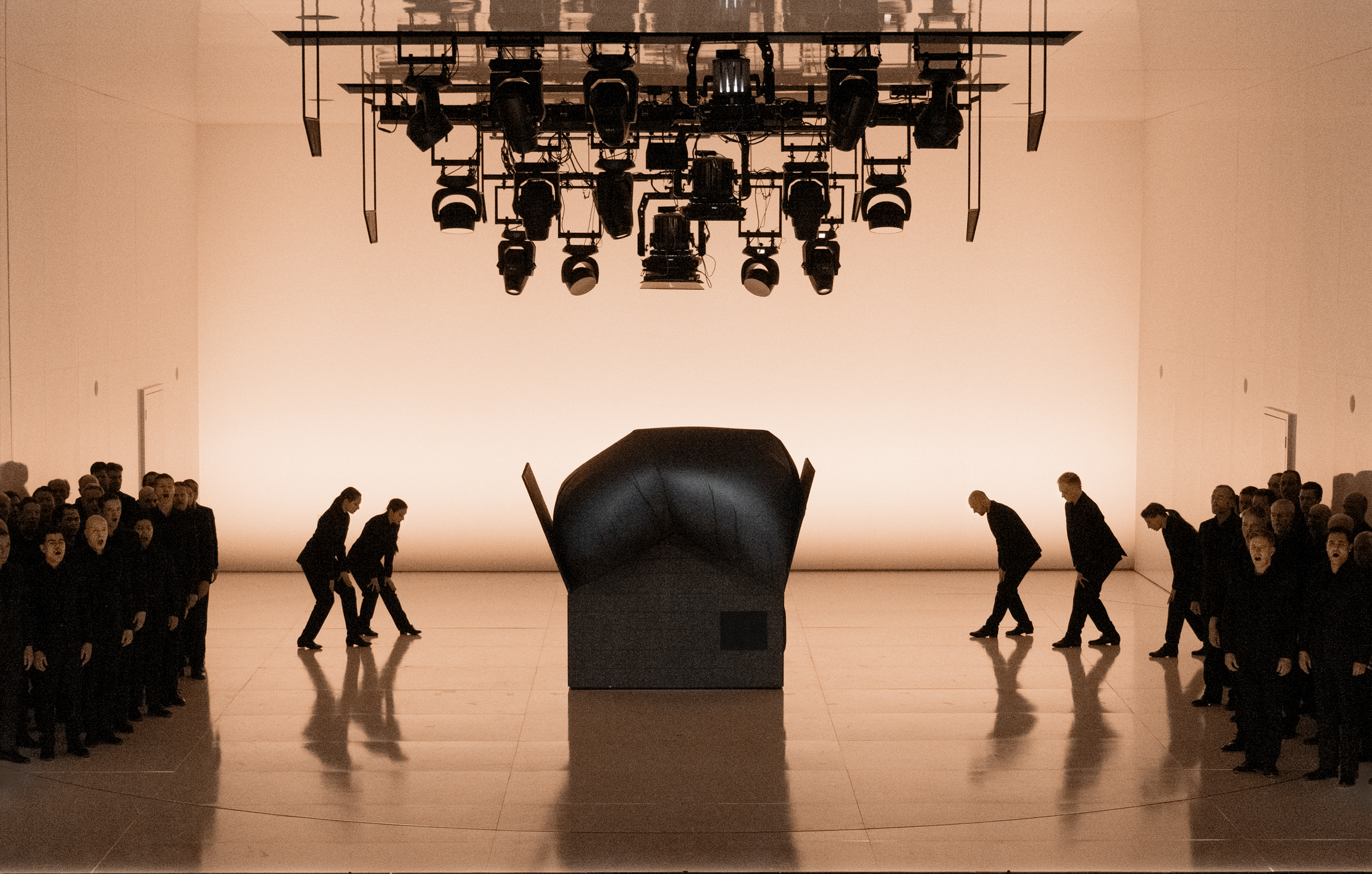 Klaus Grünberg: Echnaton (Akhnaten) (Philip Glass), Regie: Barrie Kosky, Bühnenbild und Licht: Klaus Grünberg, Kostüme: Klaus Bruns, Komische Oper Berlin, 2025