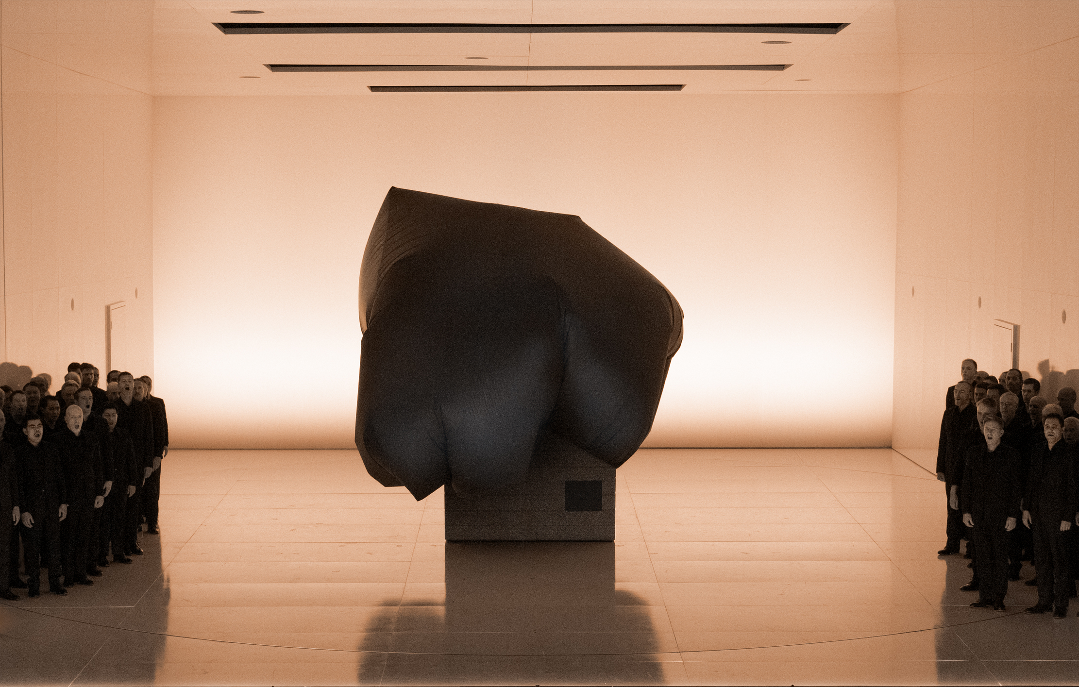 Klaus Grünberg: Echnaton (Akhnaten) (Philip Glass), Regie: Barrie Kosky, Bühnenbild und Licht: Klaus Grünberg, Kostüme: Klaus Bruns, Komische Oper Berlin, 2025