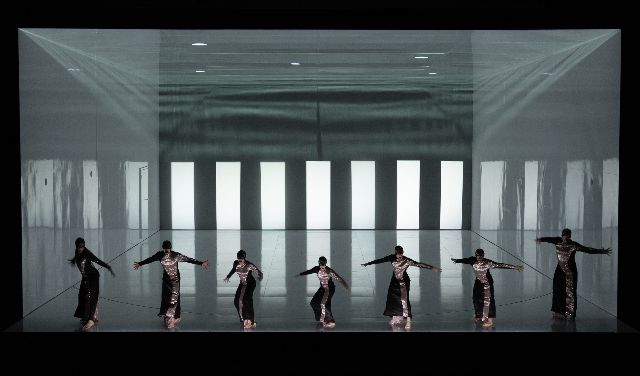 Klaus Grünberg: Echnaton (Akhnaten) (Philip Glass), Regie: Barrie Kosky, Bühnenbild und Licht: Klaus Grünberg, Kostüme: Klaus Bruns, Komische Oper Berlin, 2025