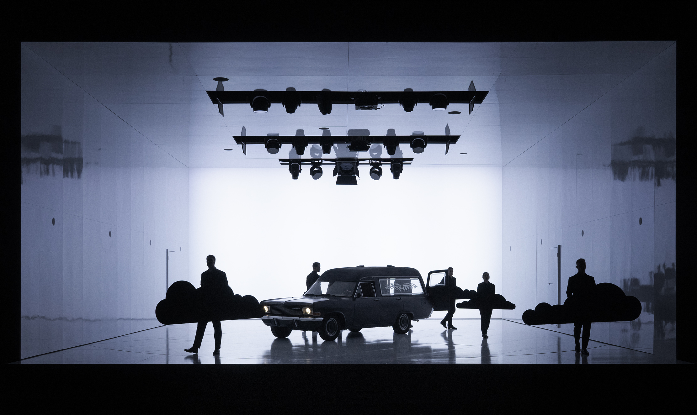 Klaus Grünberg: Echnaton (Akhnaten) (Philip Glass), Regie: Barrie Kosky, Bühnenbild und Licht: Klaus Grünberg, Kostüme: Klaus Bruns, Komische Oper Berlin, 2025