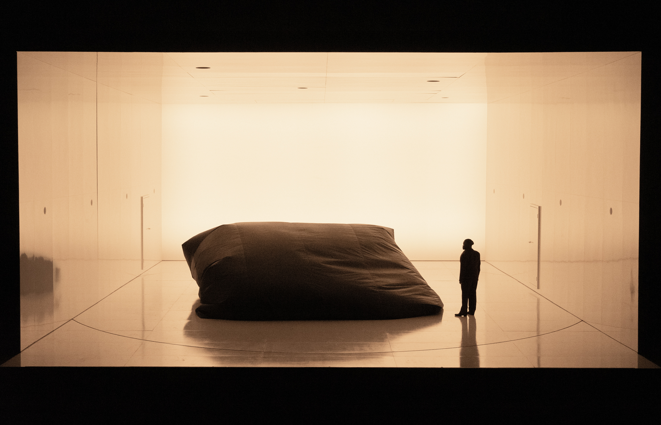 Klaus Grünberg: Echnaton (Akhnaten) (Philip Glass), Regie: Barrie Kosky, Bühnenbild und Licht: Klaus Grünberg, Kostüme: Klaus Bruns, Komische Oper Berlin, 2025