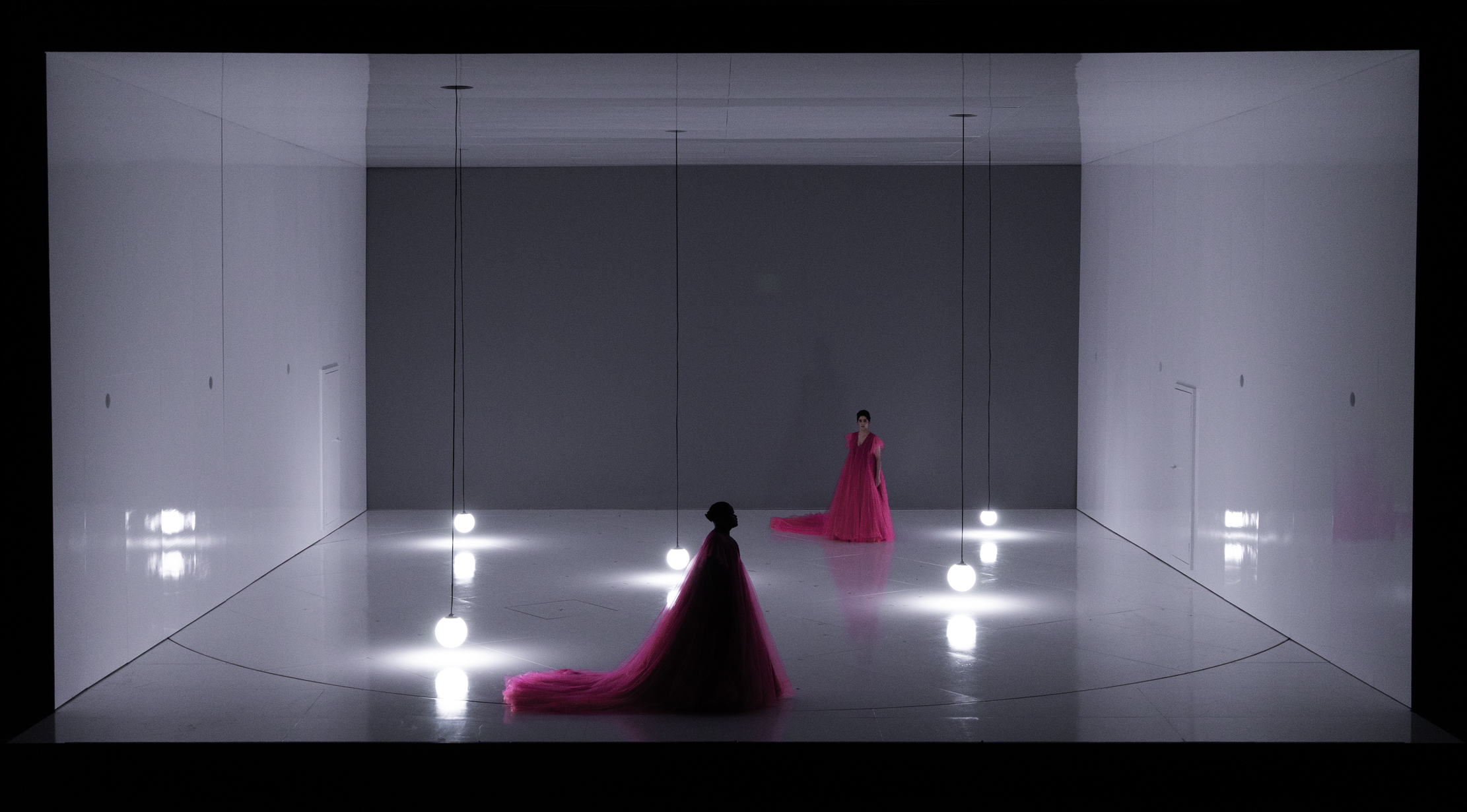 Klaus Grünberg: Echnaton (Akhnaten) (Philip Glass), Regie: Barrie Kosky, Bühnenbild und Licht: Klaus Grünberg, Kostüme: Klaus Bruns, Komische Oper Berlin, 2025