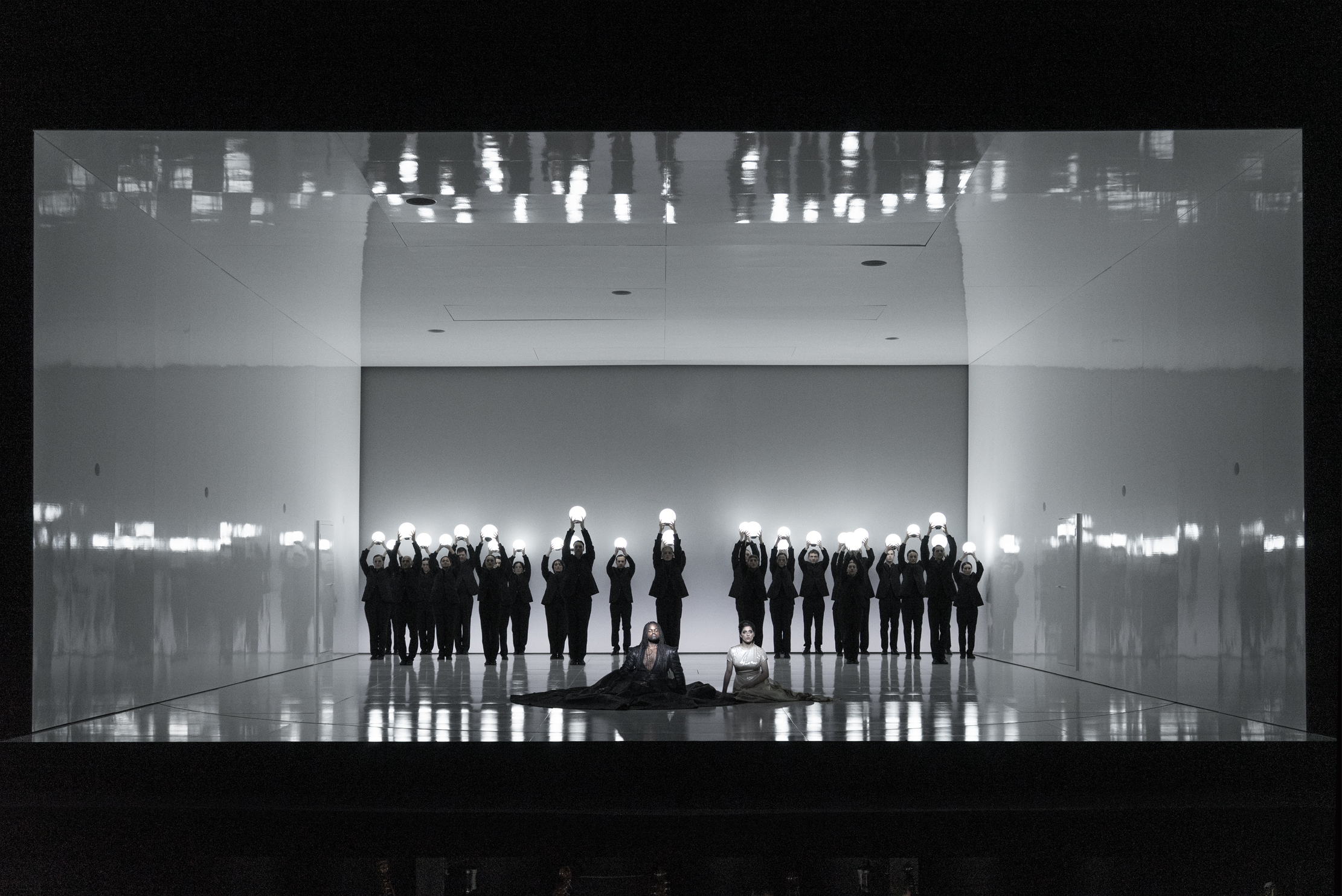 Klaus Grünberg: Echnaton (Akhnaten) (Philip Glass), Regie: Barrie Kosky, Bühnenbild und Licht: Klaus Grünberg, Kostüme: Klaus Bruns, Komische Oper Berlin, 2025