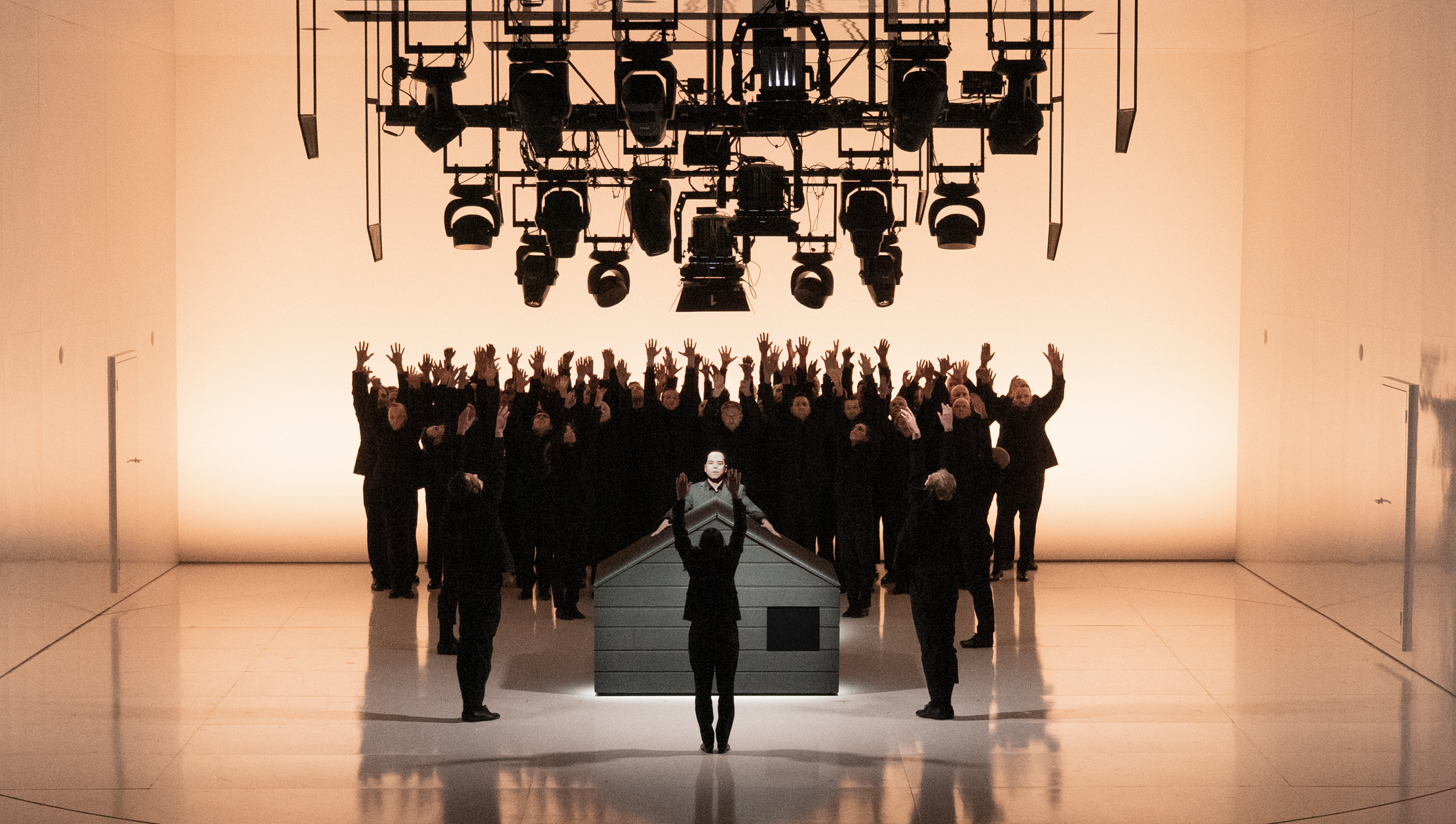 Klaus Grünberg: Echnaton (Akhnaten) (Philip Glass), Regie: Barrie Kosky, Bühnenbild und Licht: Klaus Grünberg, Kostüme: Klaus Bruns, Komische Oper Berlin, 2025