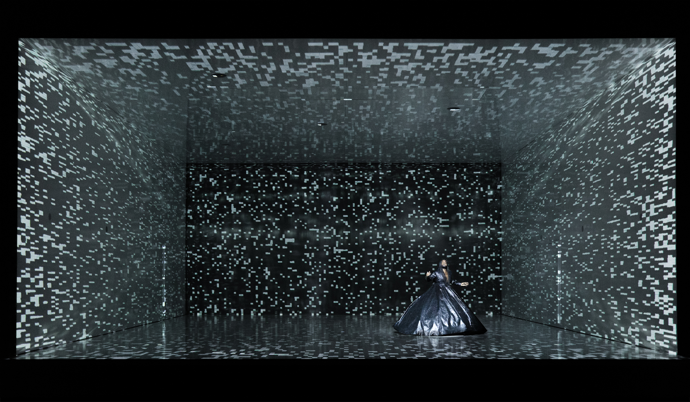 Klaus Grünberg: Echnaton (Akhnaten) (Philip Glass), Regie: Barrie Kosky, Bühnenbild und Licht: Klaus Grünberg, Kostüme: Klaus Bruns, Komische Oper Berlin, 2025