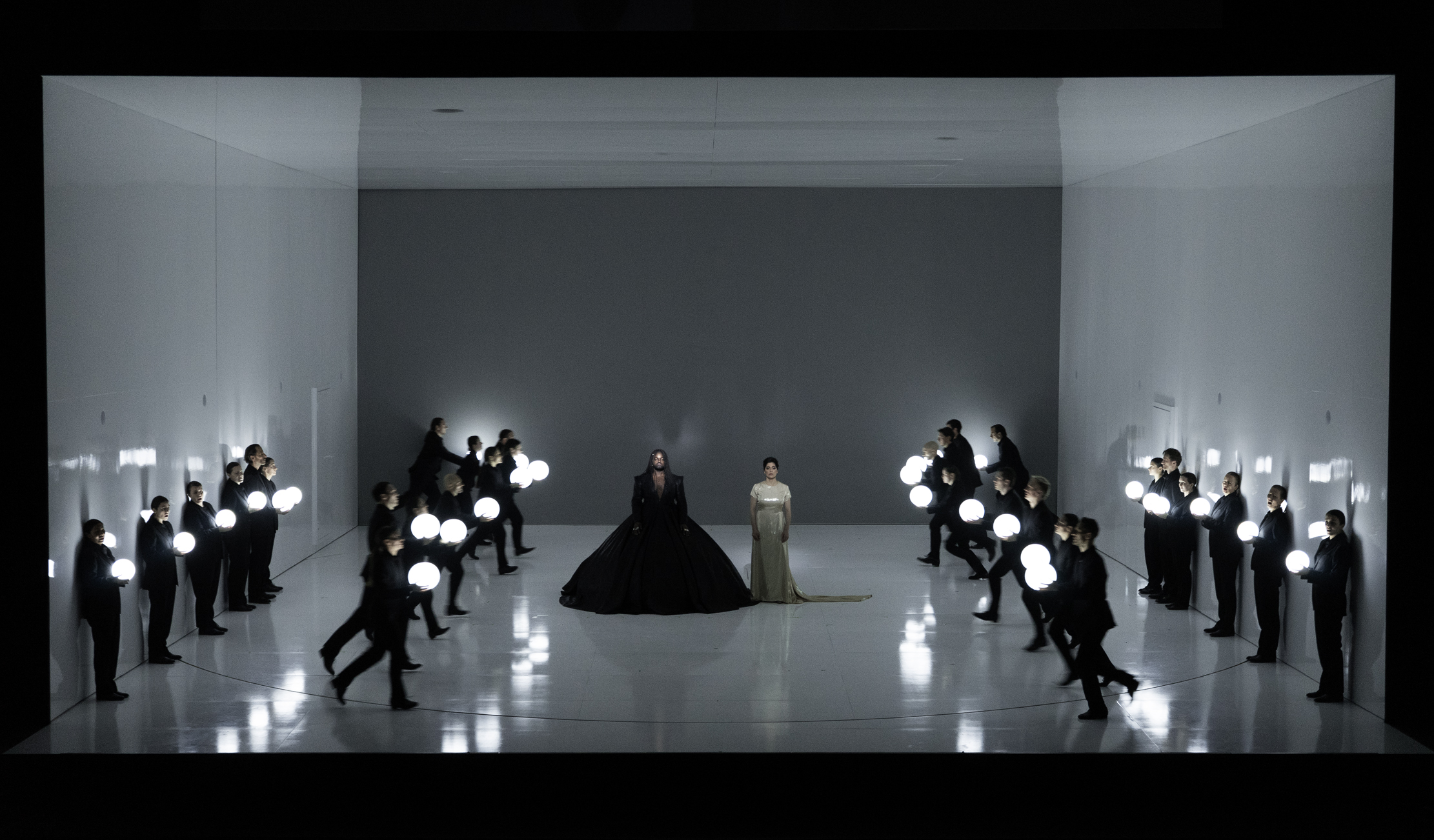 Klaus Grünberg: Echnaton (Akhnaten) (Philip Glass), Regie: Barrie Kosky, Bühnenbild und Licht: Klaus Grünberg, Kostüme: Klaus Bruns, Komische Oper Berlin, 2025