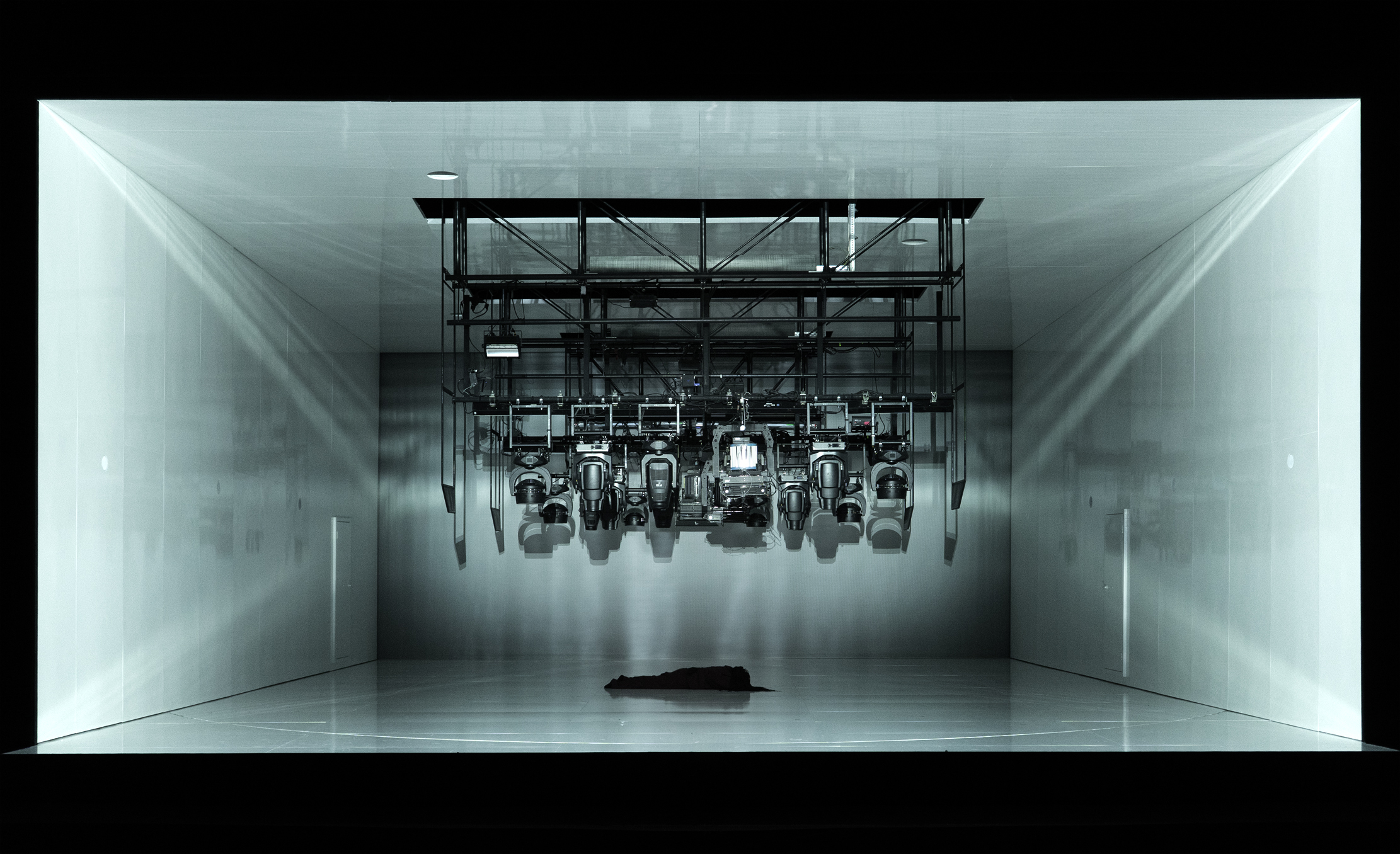 Klaus Grünberg: Echnaton (Akhnaten) (Philip Glass), Regie: Barrie Kosky, Bühnenbild und Licht: Klaus Grünberg, Kostüme: Klaus Bruns, Komische Oper Berlin, 2025