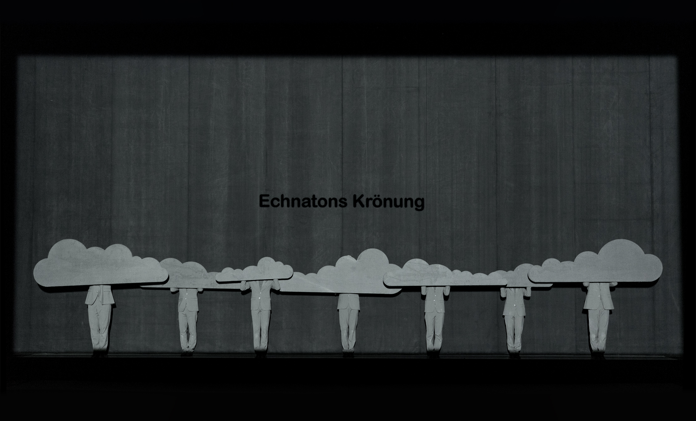 Klaus Grünberg: Echnaton (Akhnaten) (Philip Glass), Regie: Barrie Kosky, Bühnenbild und Licht: Klaus Grünberg, Kostüme: Klaus Bruns, Komische Oper Berlin, 2025