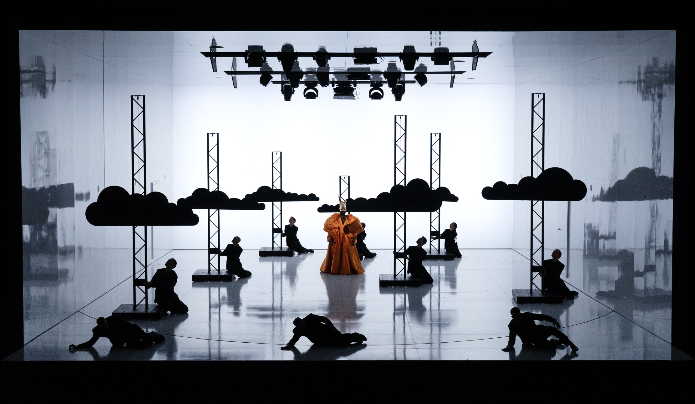 Klaus Grünberg: Echnaton (Akhnaten) (Philip Glass), Regie: Barrie Kosky, Bühnenbild und Licht: Klaus Grünberg, Kostüme: Klaus Bruns, Komische Oper Berlin, 2025