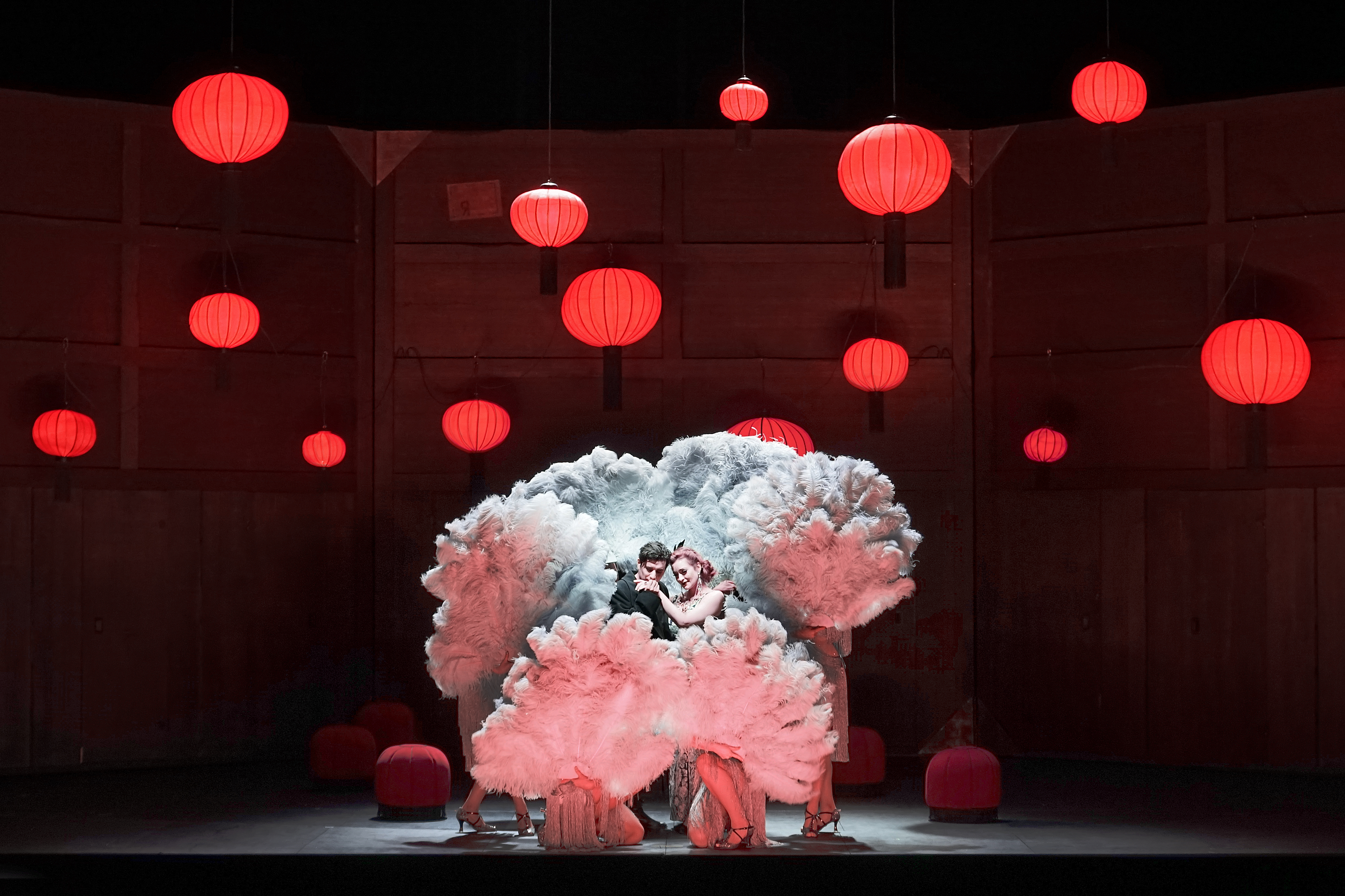 Klaus Grünberg: Frühlingsstürme (Jaromír Weinberger), Regie: Barrie Kosky, Bühnenbild und Licht: Klaus Grünberg, Co-Bühnenbild: Anne Kuhn, Kostüme: Dinah Ehm, Komische Oper Berlin, 2020