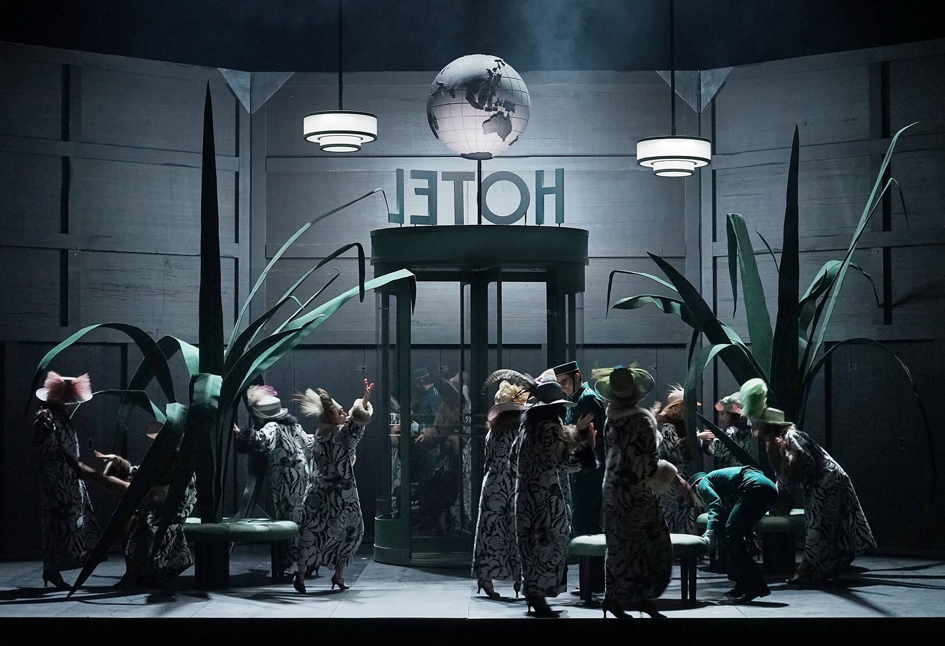 Klaus Grünberg: Frühlingsstürme (Jaromír Weinberger), Regie: Barrie Kosky, Bühnenbild und Licht: Klaus Grünberg, Co-Bühnenbild: Anne Kuhn, Kostüme: Dinah Ehm, Komische Oper Berlin, 2020