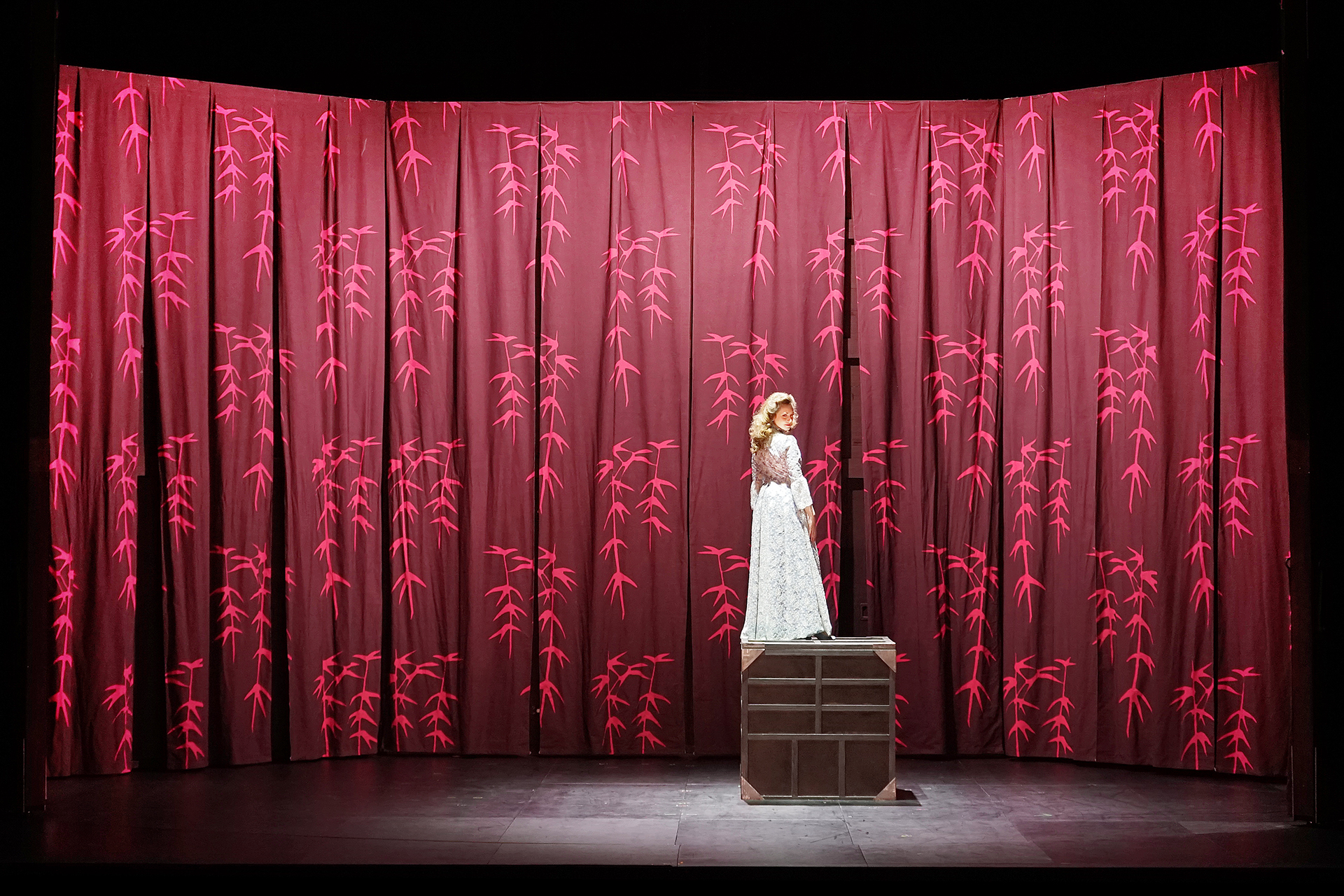 Klaus Grünberg: Frühlingsstürme (Jaromír Weinberger), Regie: Barrie Kosky, Bühnenbild und Licht: Klaus Grünberg, Co-Bühnenbild: Anne Kuhn, Kostüme: Dinah Ehm, Komische Oper Berlin, 2020