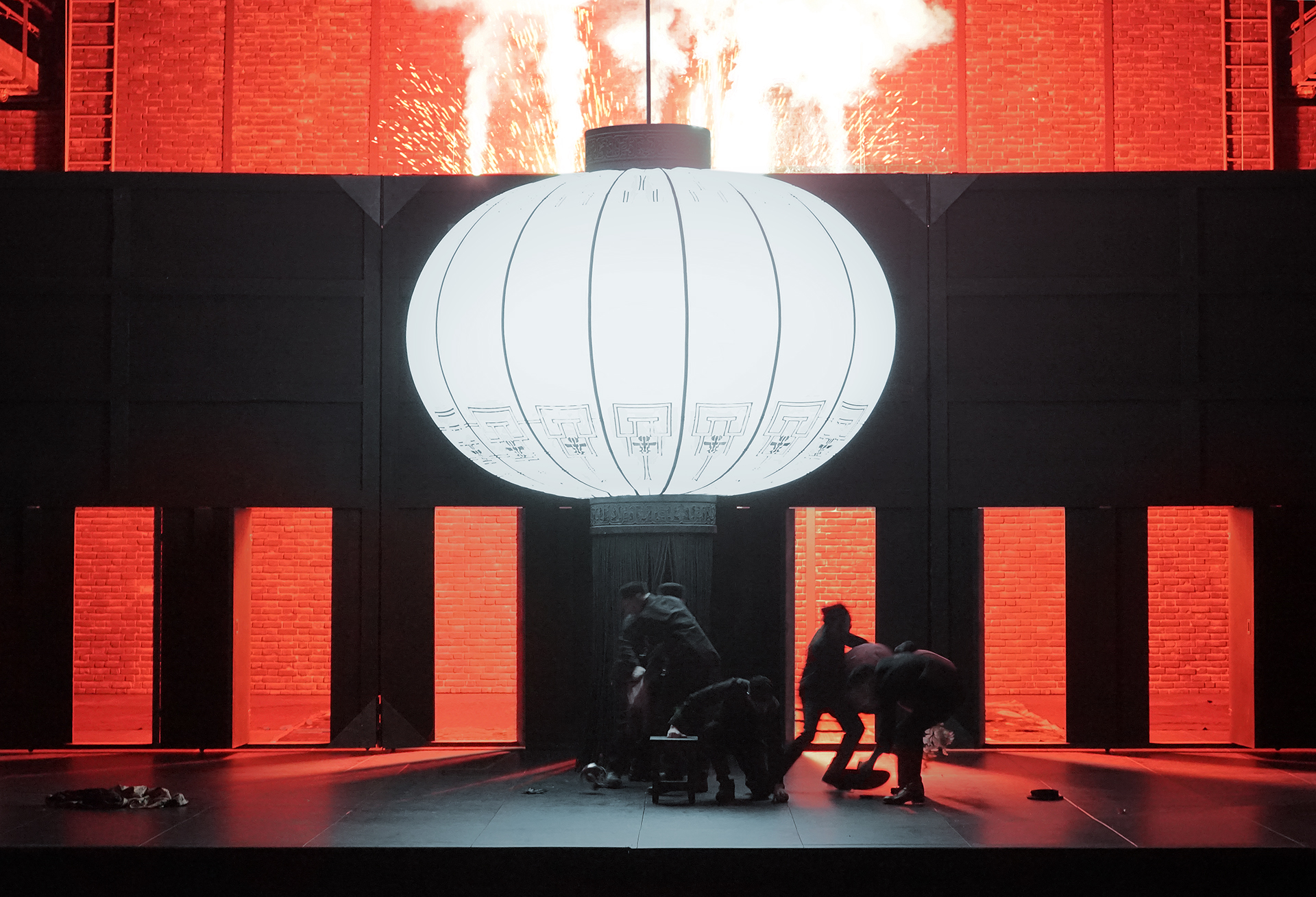 Klaus Grünberg: Frühlingsstürme (Jaromír Weinberger), Regie: Barrie Kosky, Bühnenbild und Licht: Klaus Grünberg, Co-Bühnenbild: Anne Kuhn, Kostüme: Dinah Ehm, Komische Oper Berlin, 2020