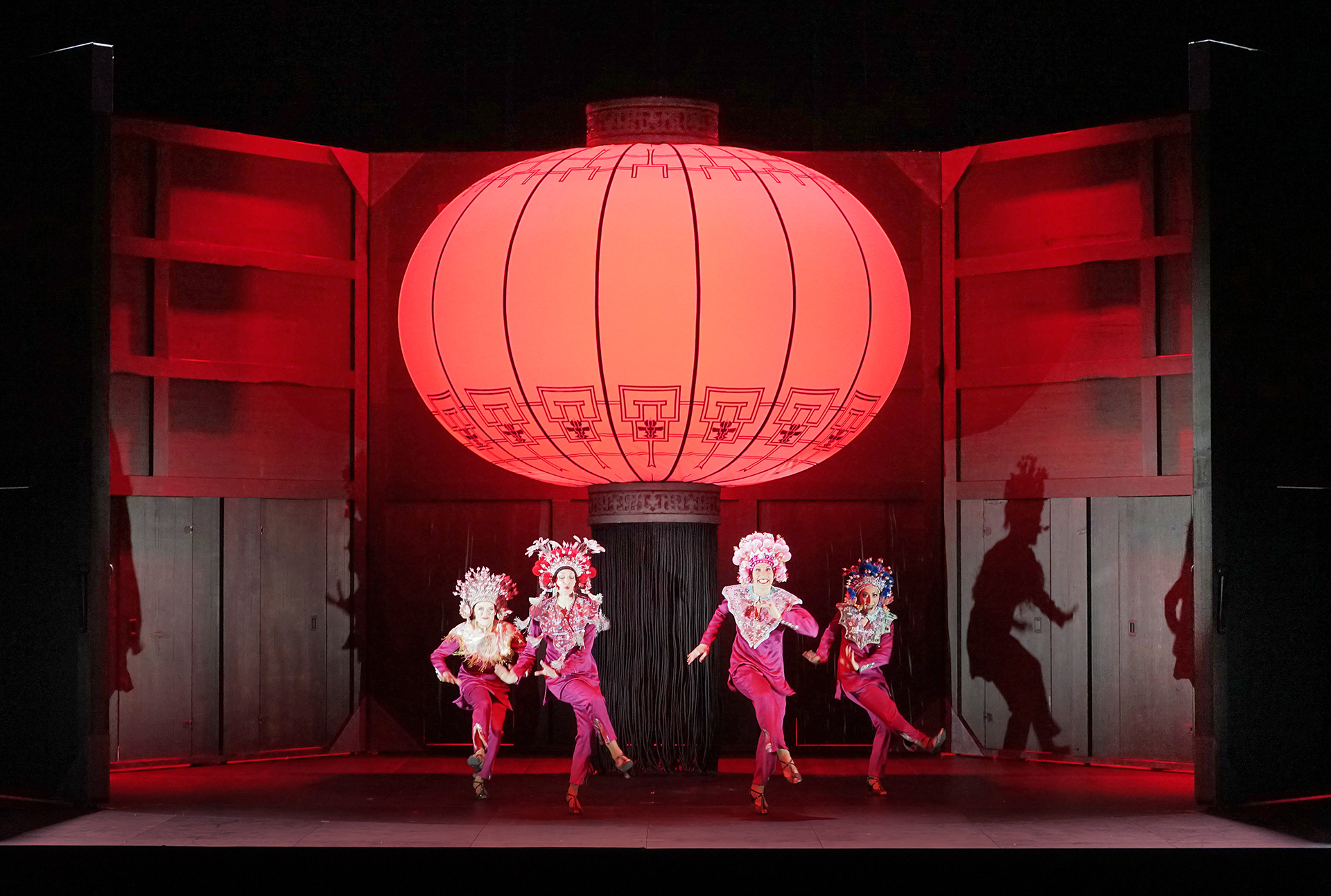 Klaus Grünberg: Frühlingsstürme (Jaromír Weinberger), Regie: Barrie Kosky, Bühnenbild und Licht: Klaus Grünberg, Co-Bühnenbild: Anne Kuhn, Kostüme: Dinah Ehm, Komische Oper Berlin, 2020