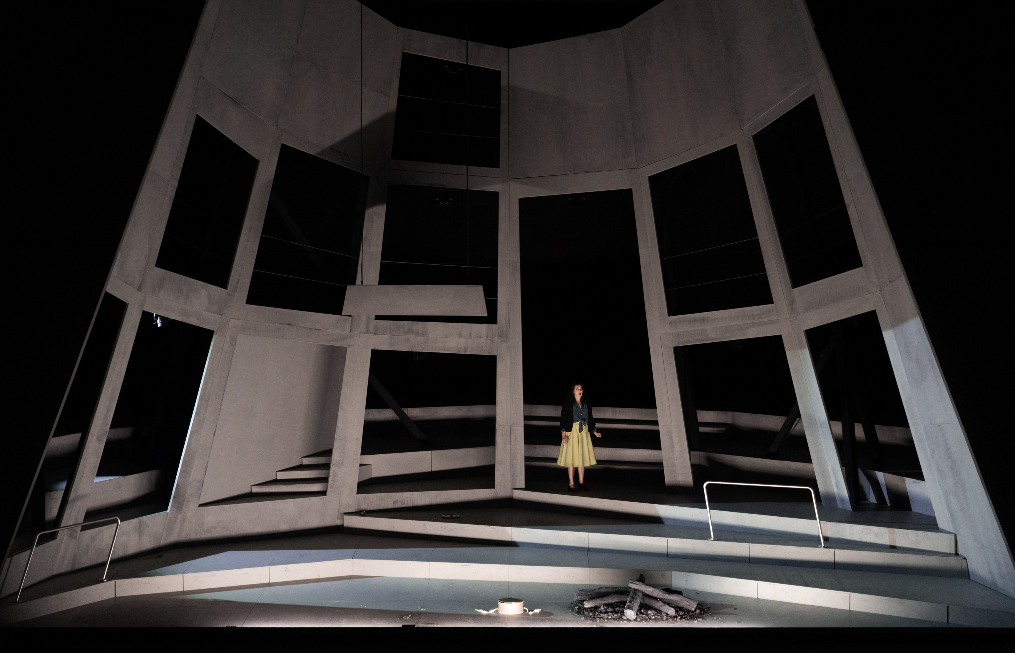 Klaus Grünberg, set and light design for La Juive (Halévy), Oper Frankfurt, 2024