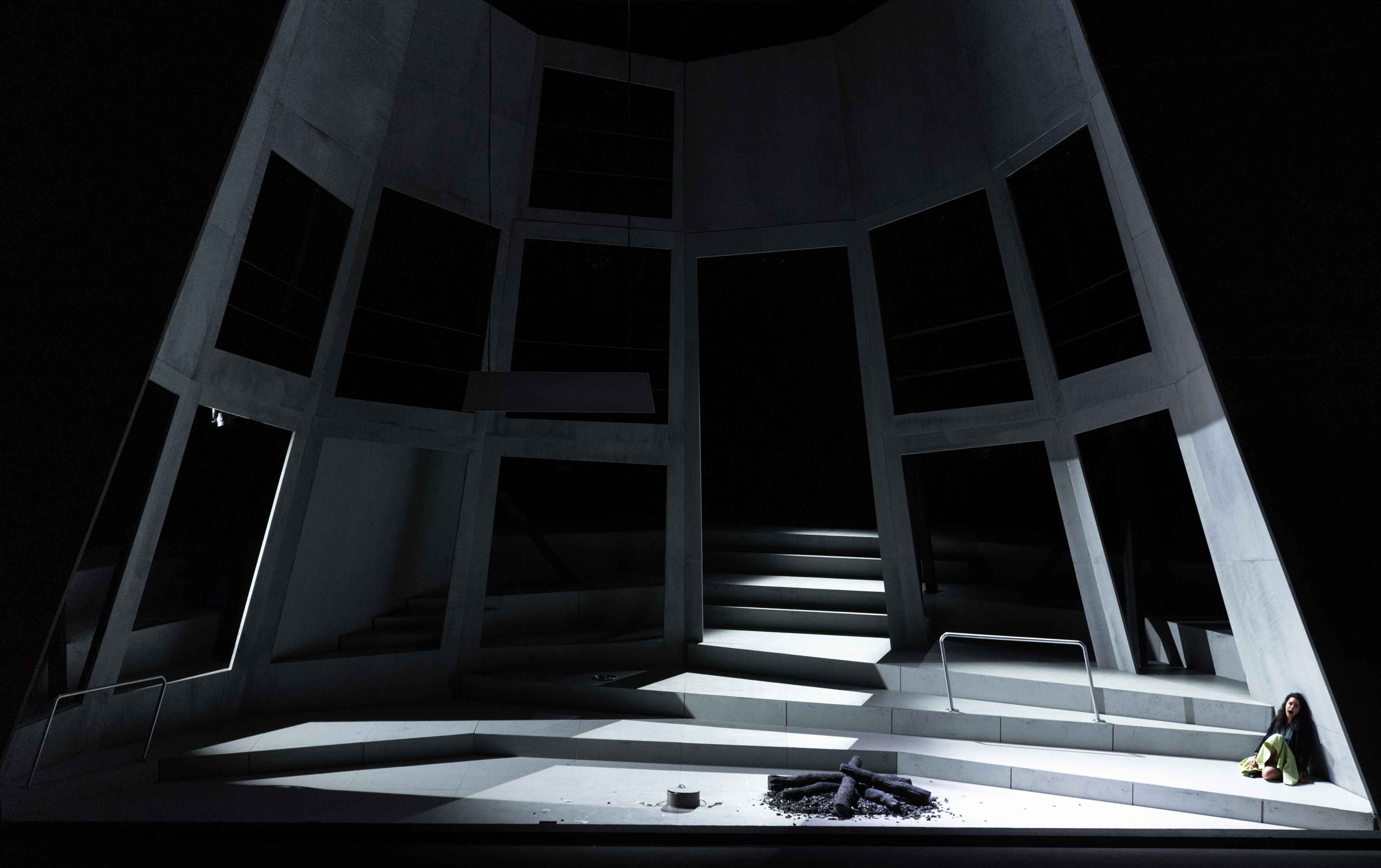 Klaus Grünberg, set and light design for La Juive (Halévy), Oper Frankfurt, 2024