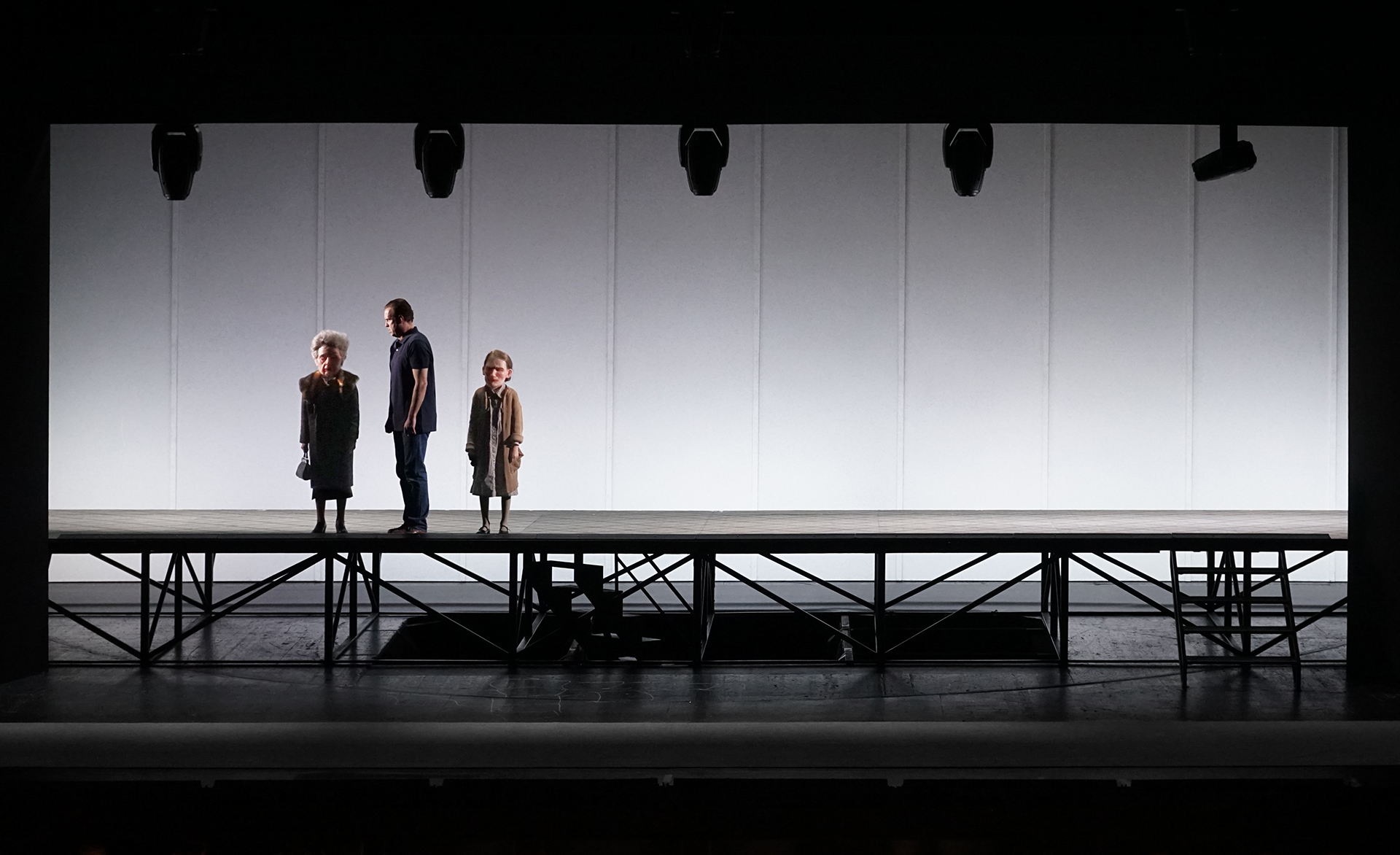 Klaus Grünberg: M - Eine Stadt sucht eine Mörder (Moritz Eggert), Regie: Barrie Kosky, Bühnenbild und Licht: Klaus Grünberg, Co-Bühnenbild: Anne Kuhn, Kostüme: Katrin Kath, Komische Oper Berlin, 2019