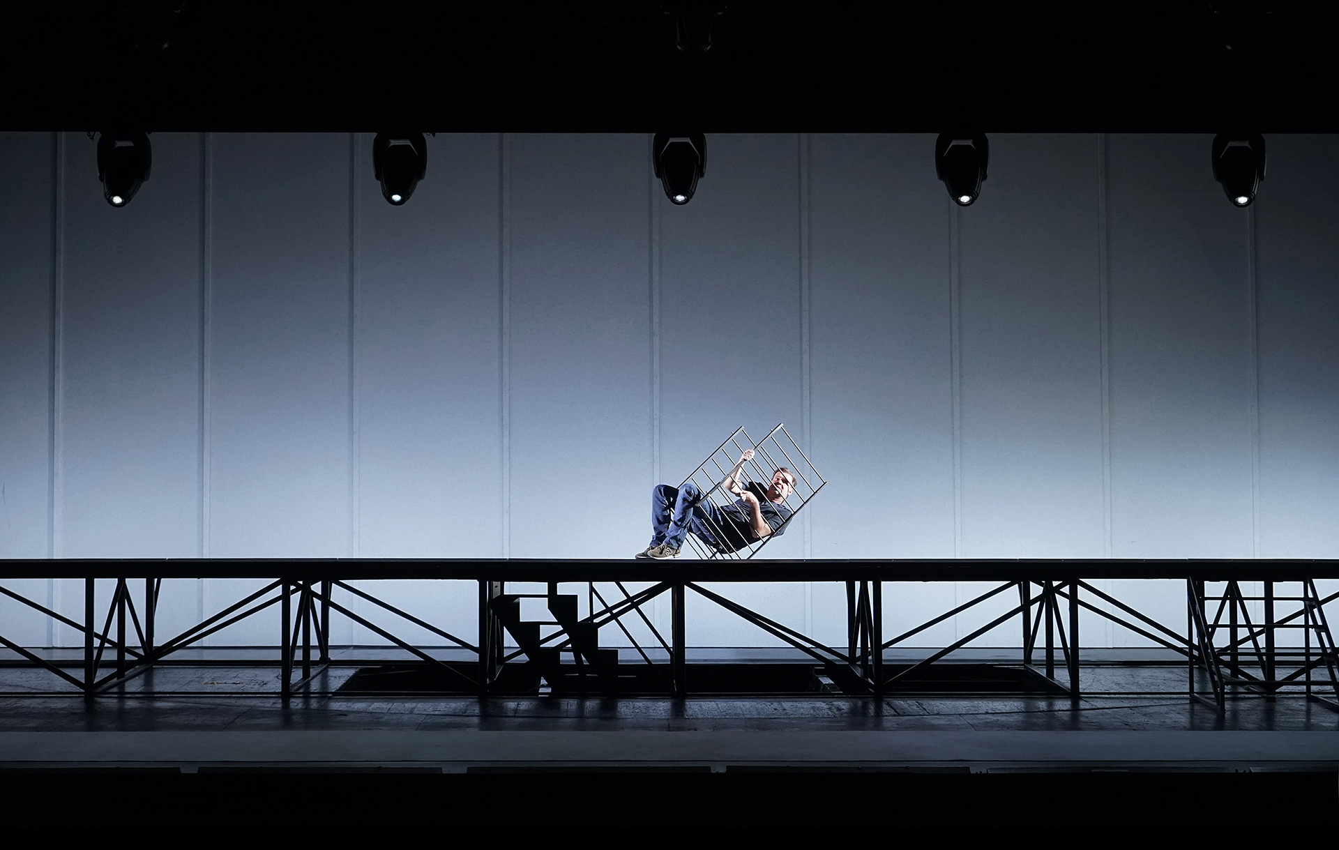 Klaus Grünberg: M - Eine Stadt sucht eine Mörder (Moritz Eggert), Regie: Barrie Kosky, Bühnenbild und Licht: Klaus Grünberg, Co-Bühnenbild: Anne Kuhn, Kostüme: Katrin Kath, Komische Oper Berlin, 2019