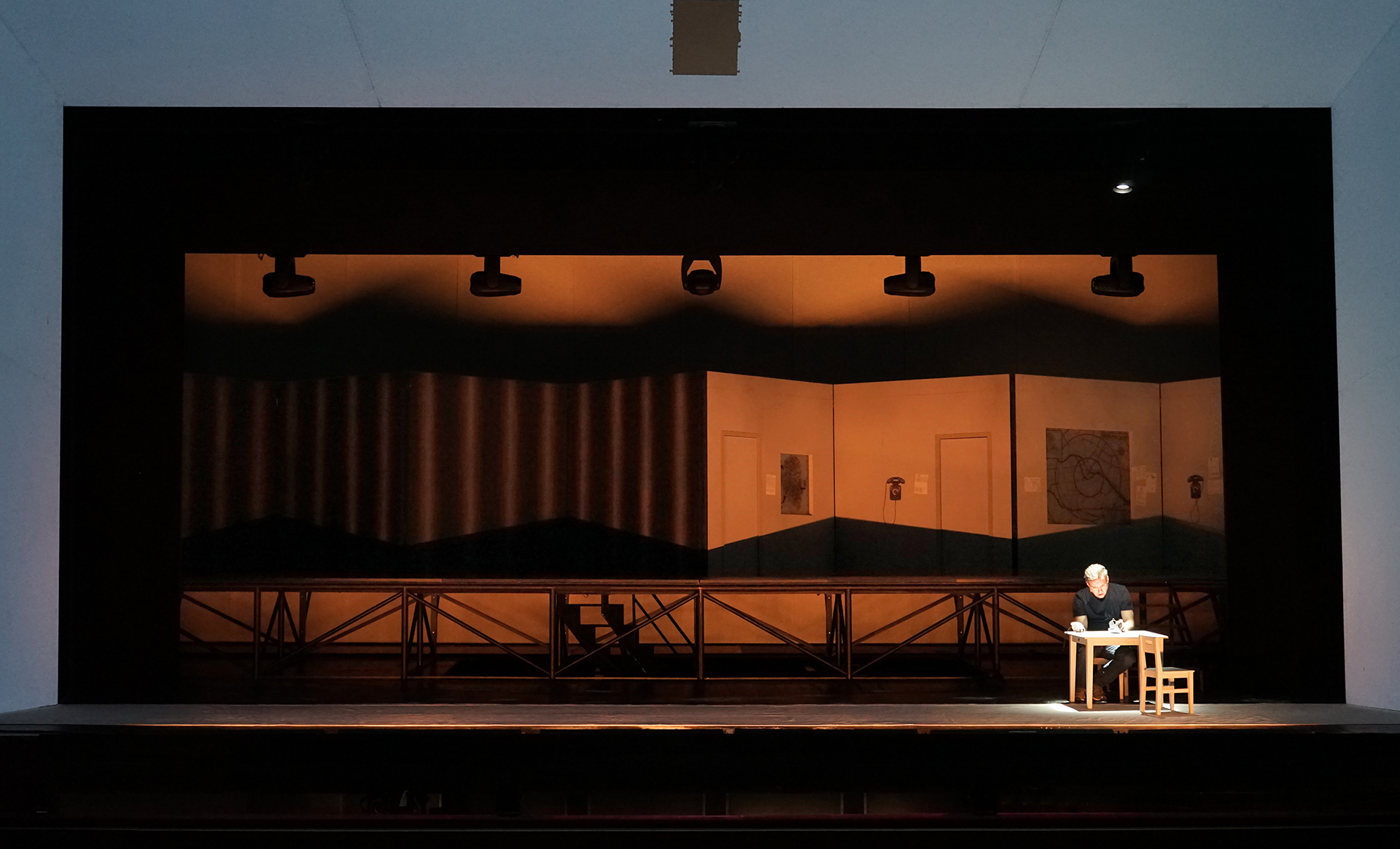 Klaus Grünberg: M - Eine Stadt sucht eine Mörder (Moritz Eggert), Regie: Barrie Kosky, Bühnenbild und Licht: Klaus Grünberg, Co-Bühnenbild: Anne Kuhn, Kostüme: Katrin Kath, Komische Oper Berlin, 2019