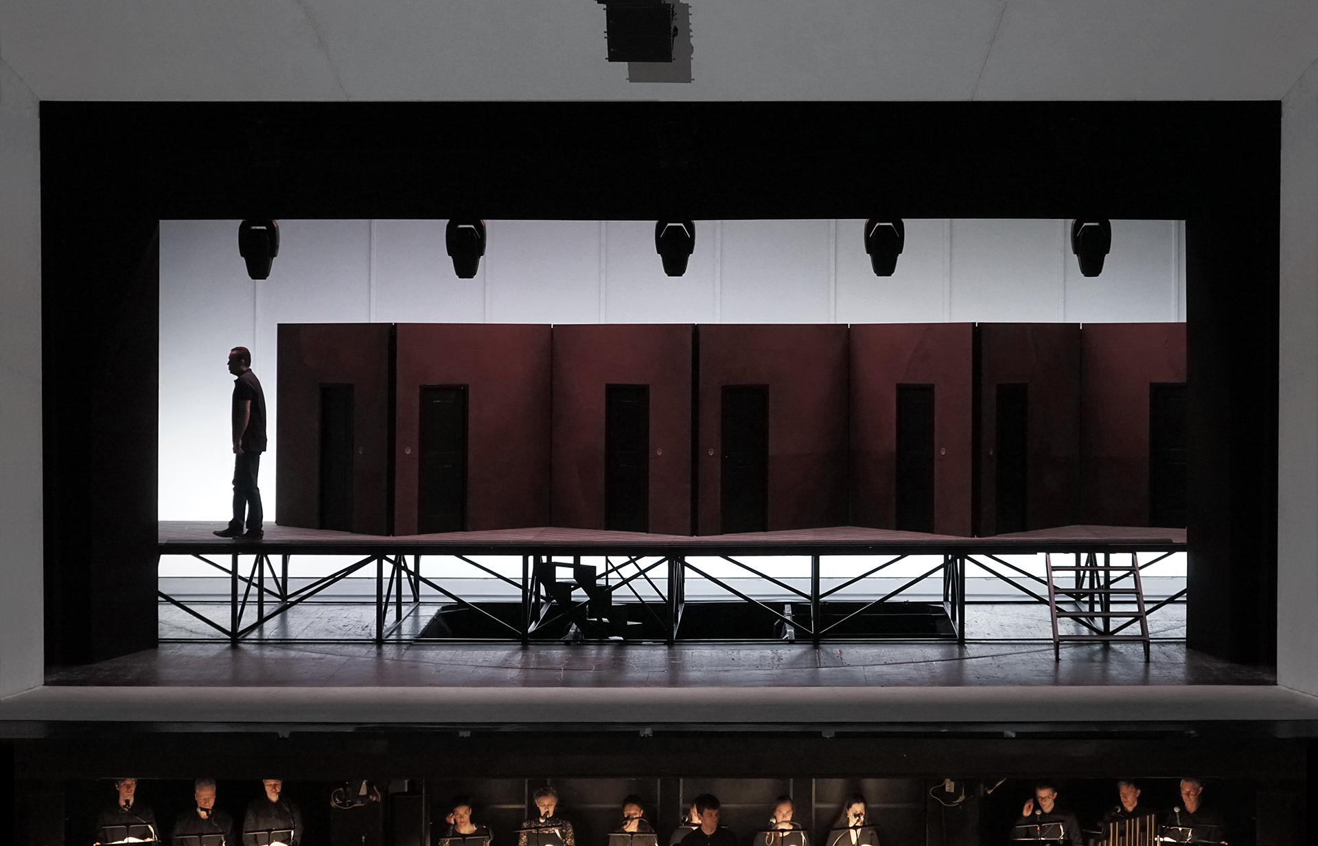 Klaus Grünberg: M - Eine Stadt sucht eine Mörder (Moritz Eggert), Regie: Barrie Kosky, Bühnenbild und Licht: Klaus Grünberg, Co-Bühnenbild: Anne Kuhn, Kostüme: Katrin Kath, Komische Oper Berlin, 2019