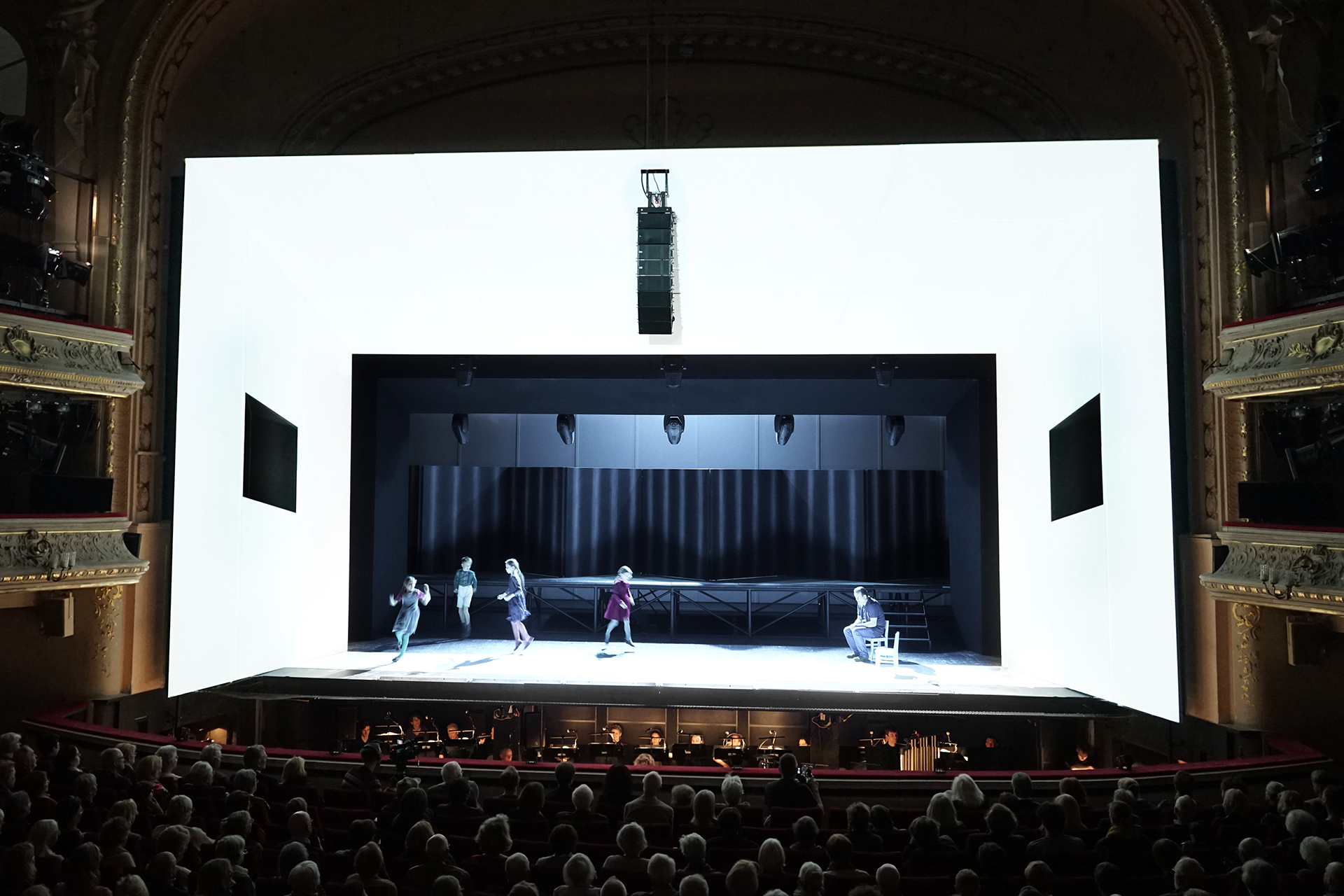 Klaus Grünberg: M - Eine Stadt sucht eine Mörder (Moritz Eggert), Regie: Barrie Kosky, Bühnenbild und Licht: Klaus Grünberg, Co-Bühnenbild: Anne Kuhn, Kostüme: Katrin Kath, Komische Oper Berlin, 2019