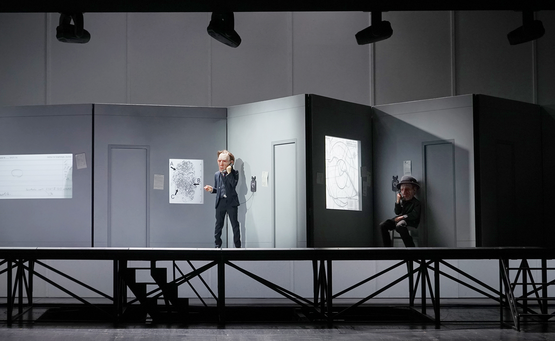 Klaus Grünberg: M - Eine Stadt sucht eine Mörder (Moritz Eggert), Regie: Barrie Kosky, Bühnenbild und Licht: Klaus Grünberg, Co-Bühnenbild: Anne Kuhn, Kostüme: Katrin Kath, Komische Oper Berlin, 2019