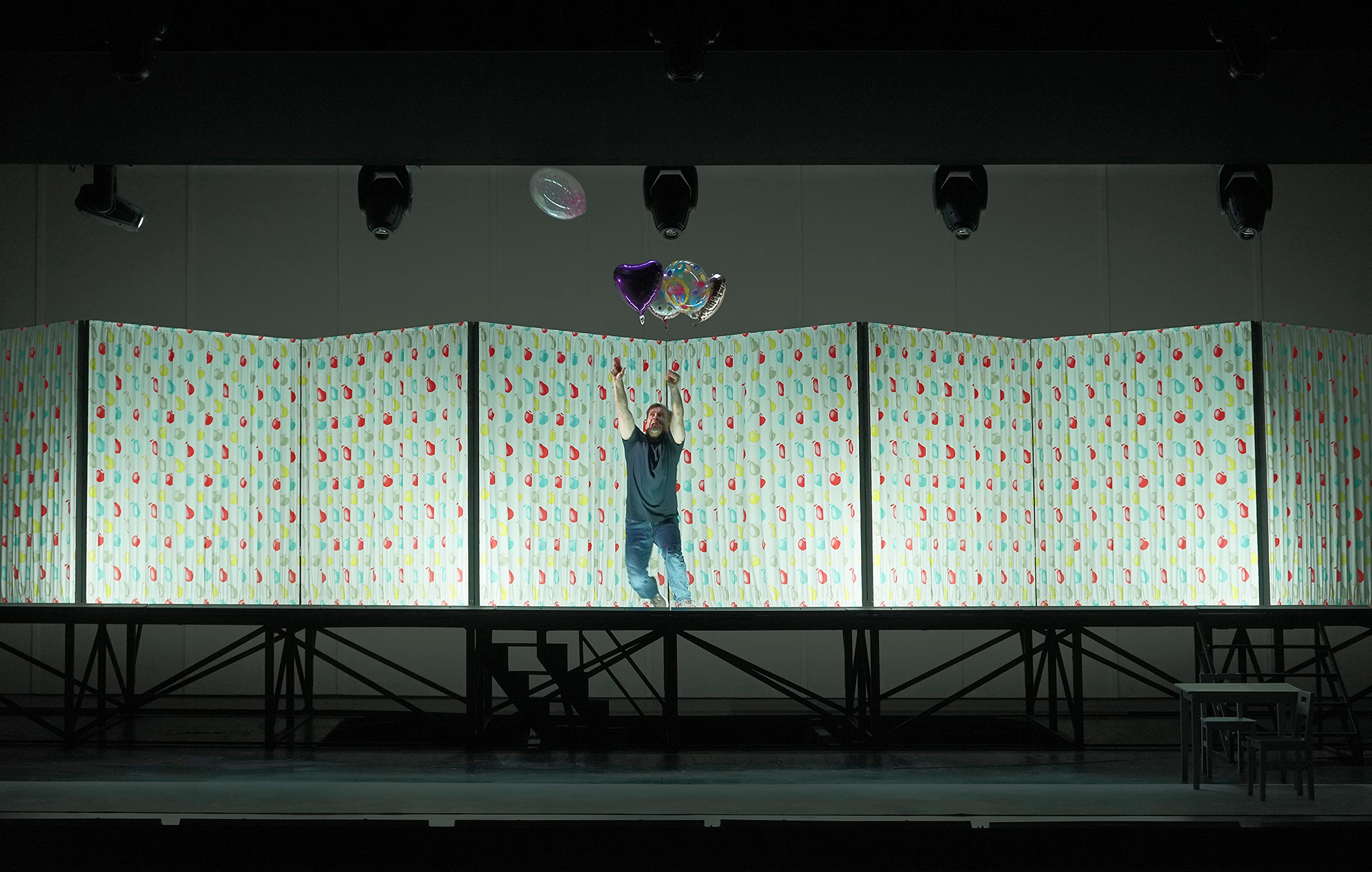 Klaus Grünberg: M - Eine Stadt sucht eine Mörder (Moritz Eggert), Regie: Barrie Kosky, Bühnenbild und Licht: Klaus Grünberg, Co-Bühnenbild: Anne Kuhn, Kostüme: Katrin Kath, Komische Oper Berlin, 2019