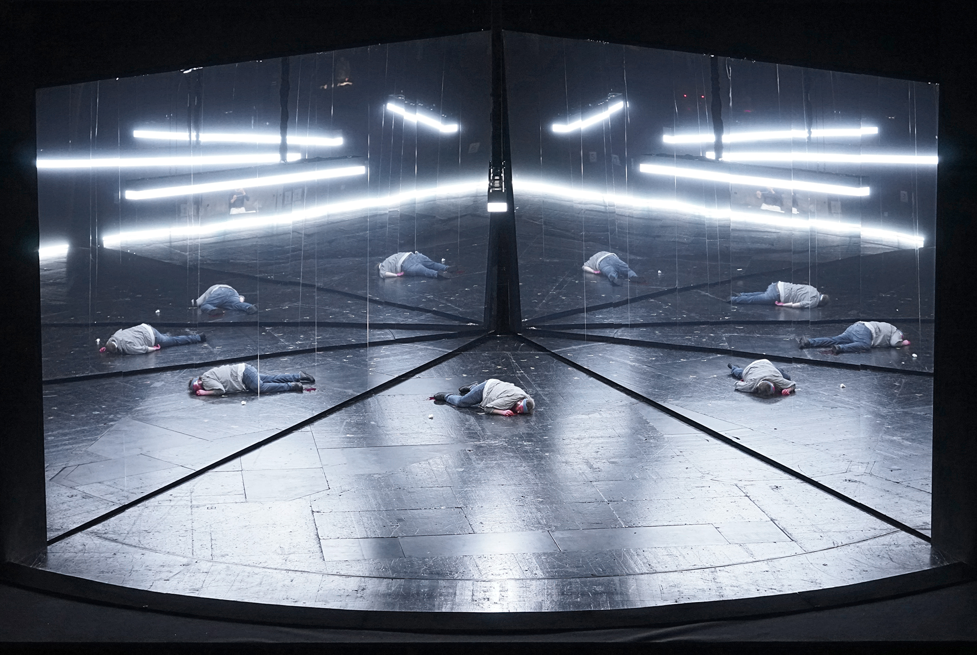 Klaus Grünberg: Aufstieg und Fall der Stadt Mahagonny (Kurt Weill), Regie: Barrie Kosky, Bühnenbild und Licht: Klaus Grünberg, Bühnenbildmitarbeit: Anne Kuhn, Kostüme: Klaus Bruns, Komische Oper Berlin, 2021