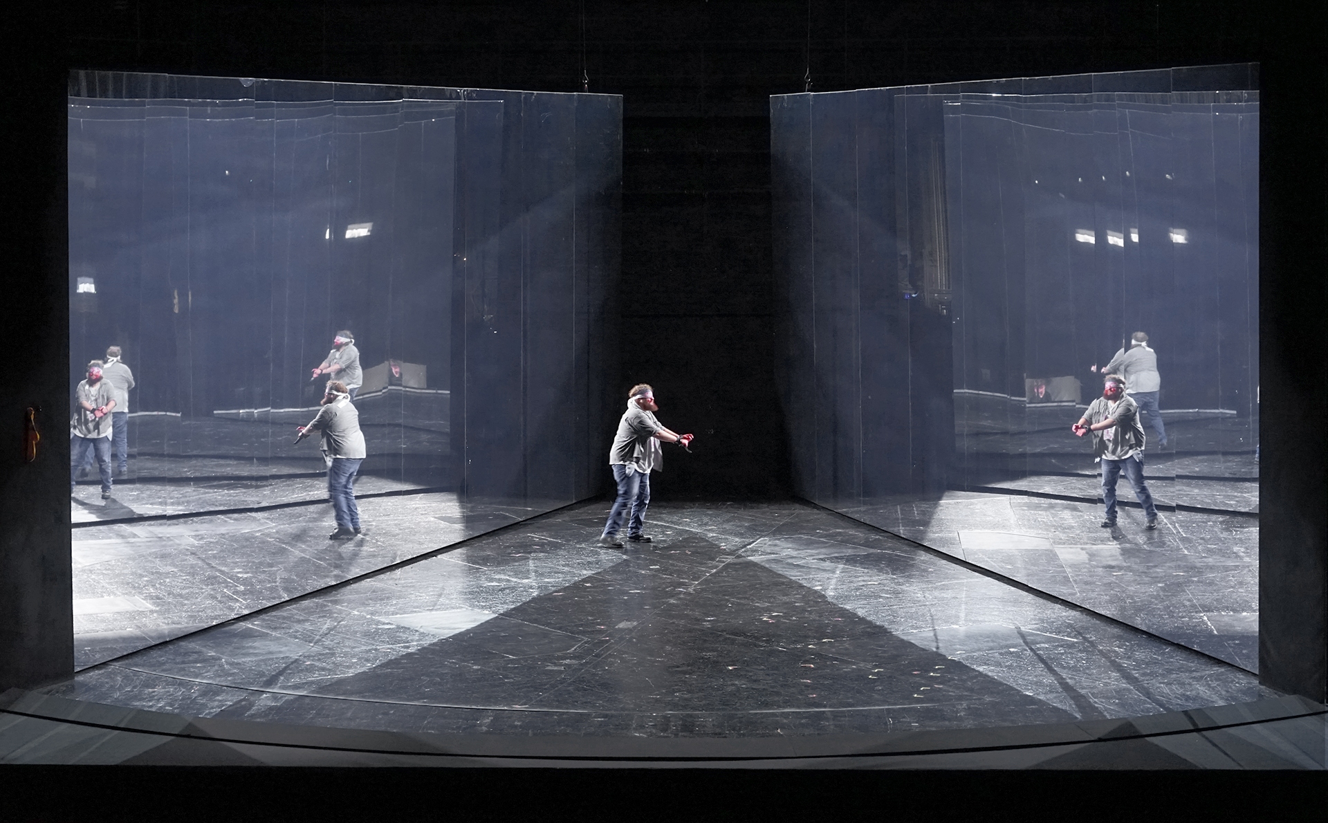 Klaus Grünberg: Aufstieg und Fall der Stadt Mahagonny (Kurt Weill), Regie: Barrie Kosky, Bühnenbild und Licht: Klaus Grünberg, Bühnenbildmitarbeit: Anne Kuhn, Kostüme: Klaus Bruns, Komische Oper Berlin, 2021