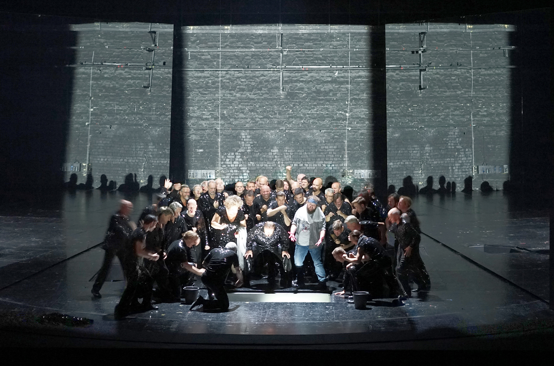 Klaus Grünberg: Aufstieg und Fall der Stadt Mahagonny (Kurt Weill), Regie: Barrie Kosky, Bühnenbild und Licht: Klaus Grünberg, Bühnenbildmitarbeit: Anne Kuhn, Kostüme: Klaus Bruns, Komische Oper Berlin, 2021