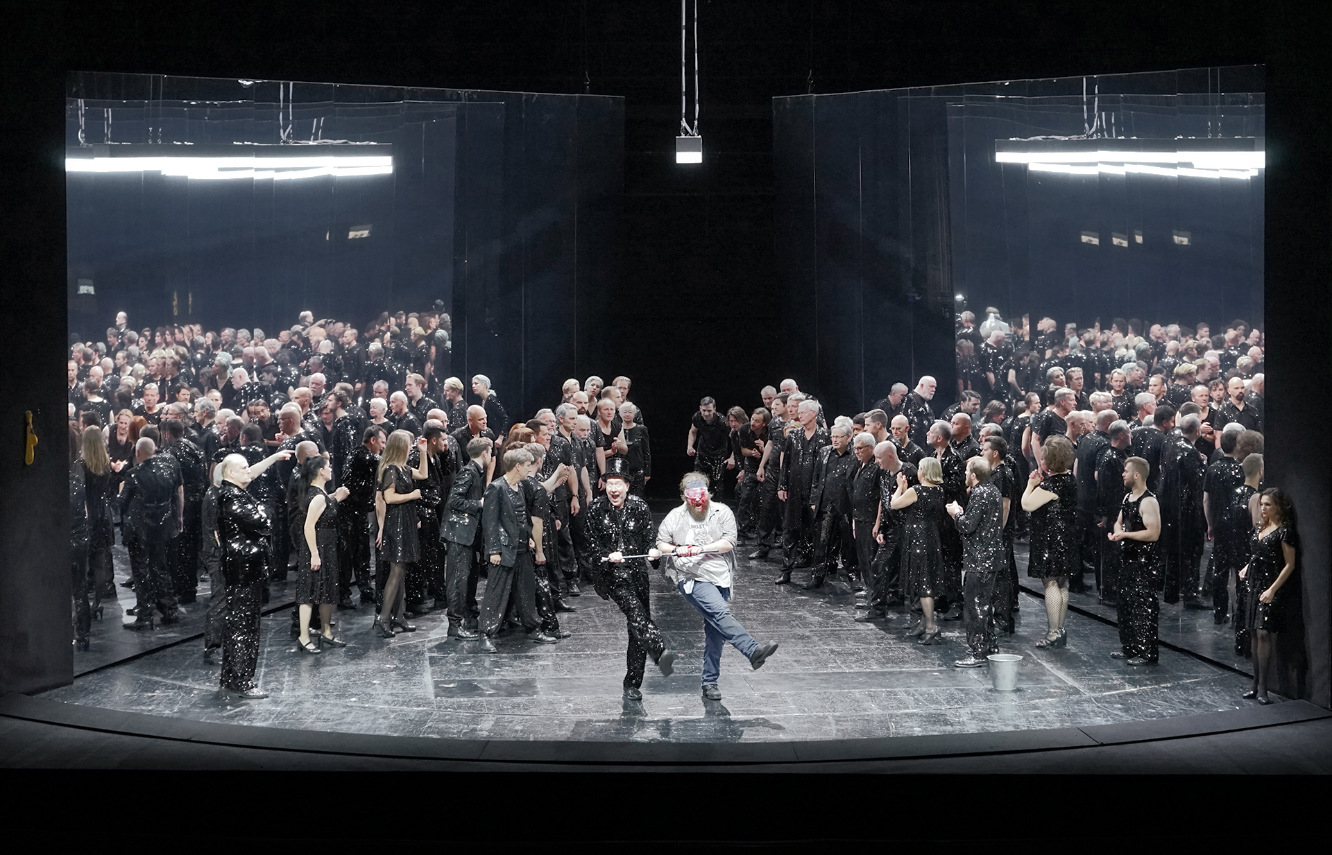 Klaus Grünberg: Aufstieg und Fall der Stadt Mahagonny (Kurt Weill), Regie: Barrie Kosky, Bühnenbild und Licht: Klaus Grünberg, Bühnenbildmitarbeit: Anne Kuhn, Kostüme: Klaus Bruns, Komische Oper Berlin, 2021