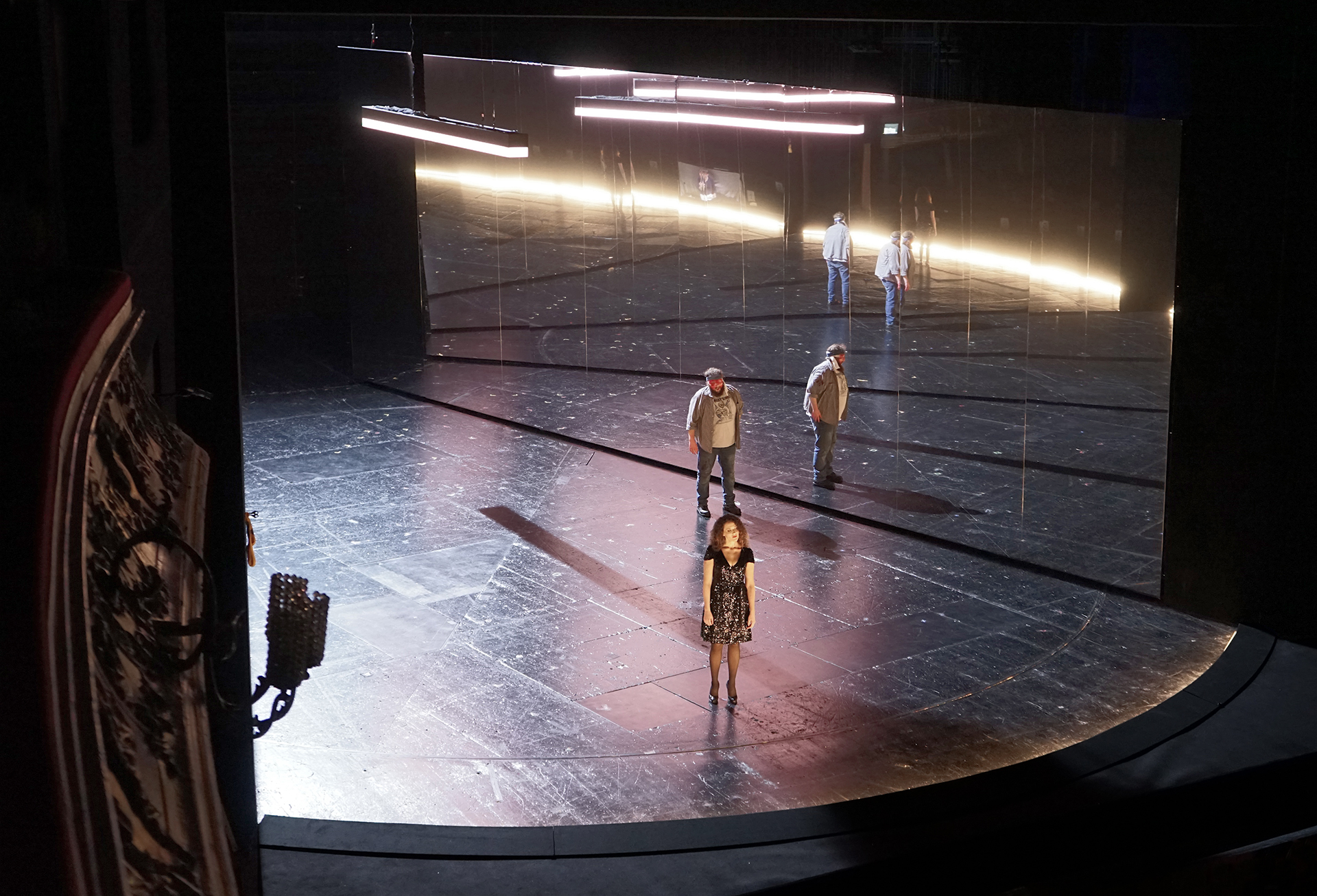 Klaus Grünberg: Aufstieg und Fall der Stadt Mahagonny (Kurt Weill), Regie: Barrie Kosky, Bühnenbild und Licht: Klaus Grünberg, Bühnenbildmitarbeit: Anne Kuhn, Kostüme: Klaus Bruns, Komische Oper Berlin, 2021