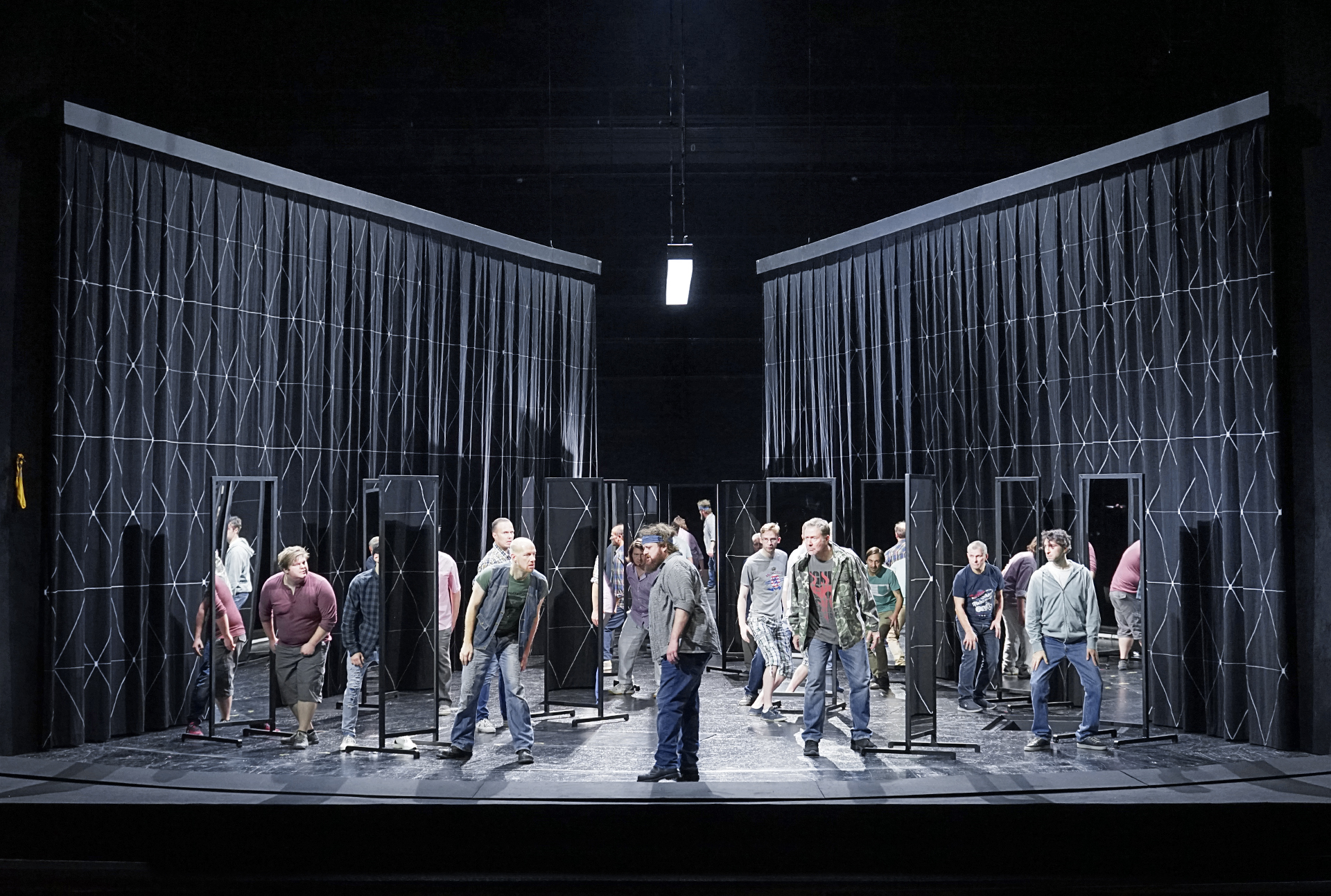 Klaus Grünberg: Aufstieg und Fall der Stadt Mahagonny (Kurt Weill), Regie: Barrie Kosky, Bühnenbild und Licht: Klaus Grünberg, Bühnenbildmitarbeit: Anne Kuhn, Kostüme: Klaus Bruns, Komische Oper Berlin, 2021