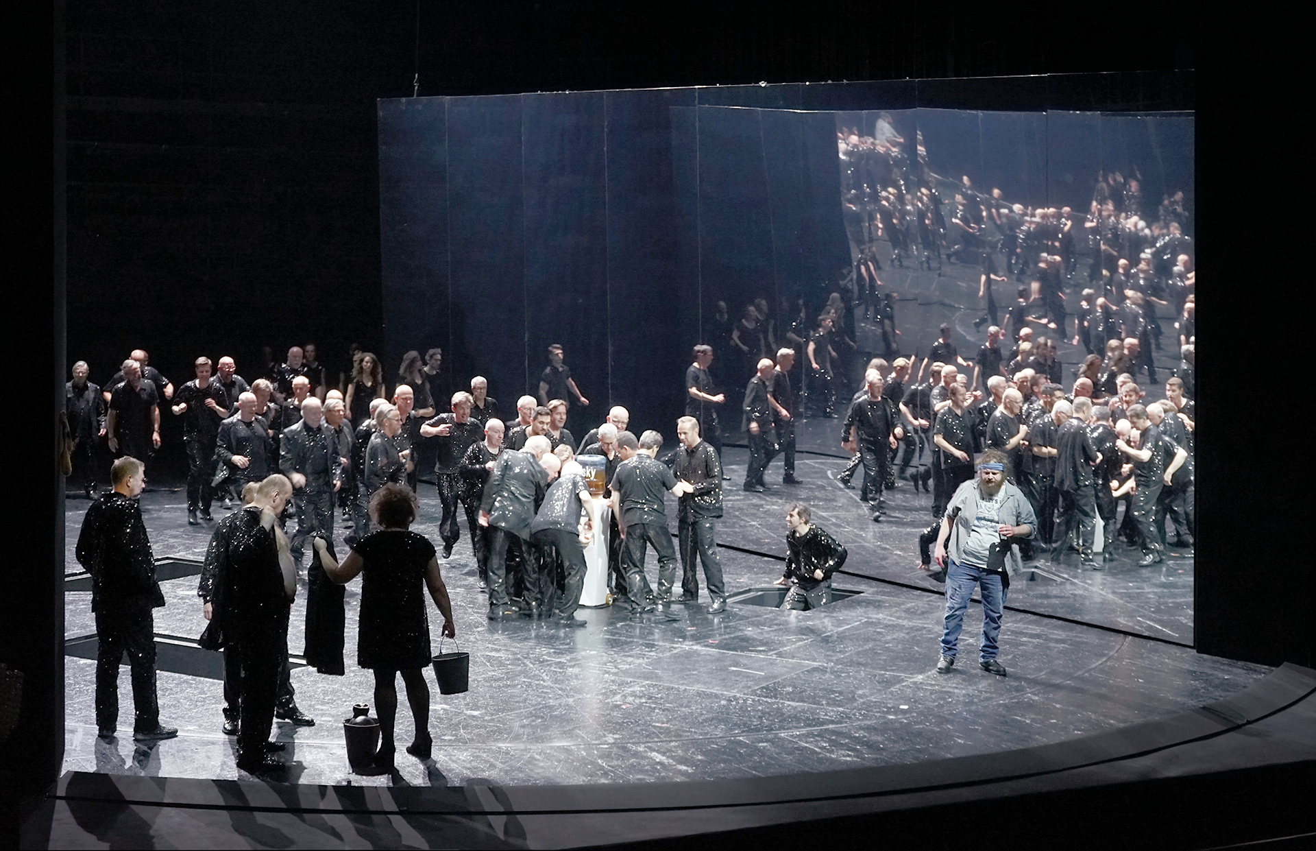 Klaus Grünberg: Aufstieg und Fall der Stadt Mahagonny (Kurt Weill), Regie: Barrie Kosky, Bühnenbild und Licht: Klaus Grünberg, Bühnenbildmitarbeit: Anne Kuhn, Kostüme: Klaus Bruns, Komische Oper Berlin, 2021