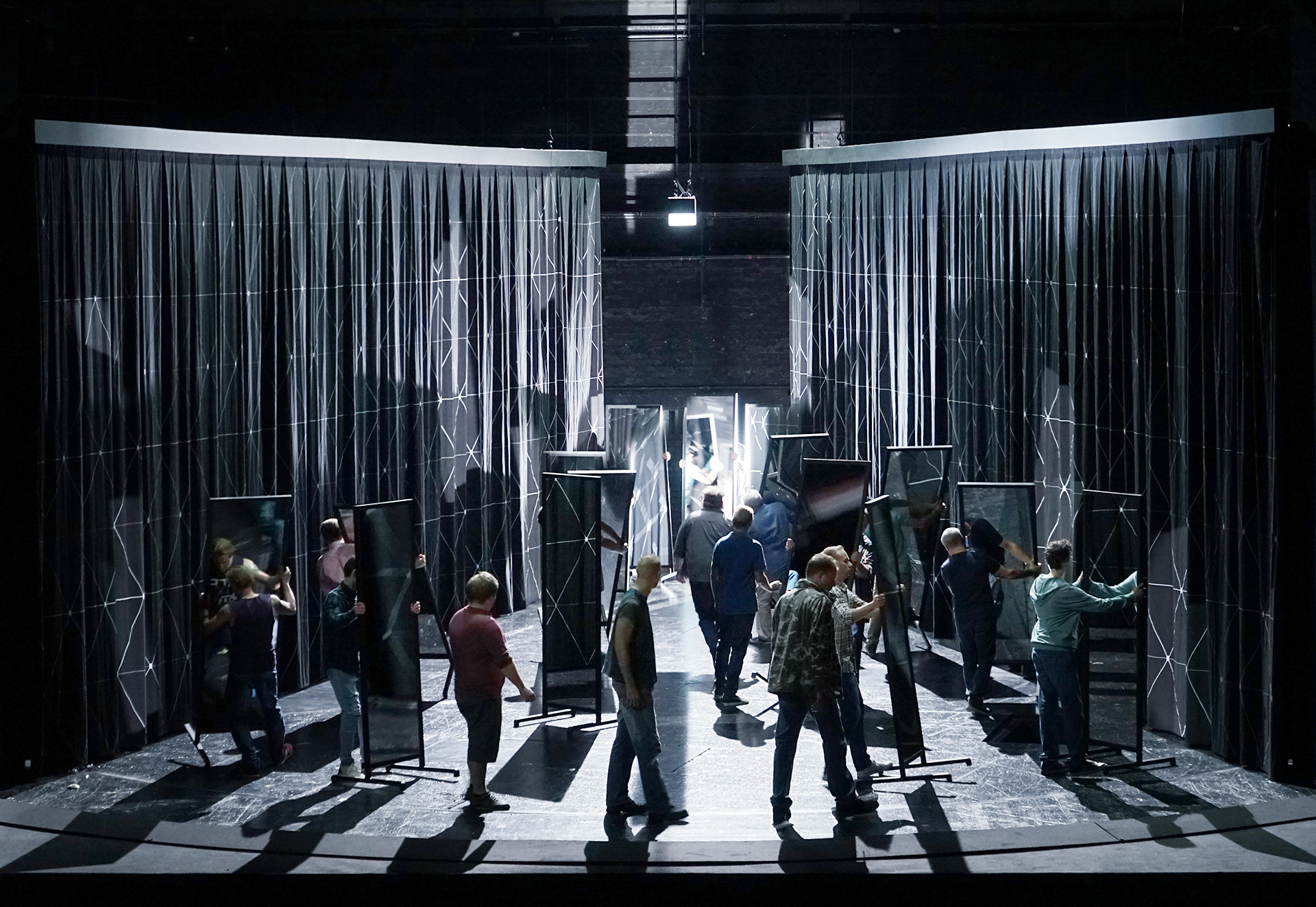 Klaus Grünberg: Aufstieg und Fall der Stadt Mahagonny (Kurt Weill), Regie: Barrie Kosky, Bühnenbild und Licht: Klaus Grünberg, Bühnenbildmitarbeit: Anne Kuhn, Kostüme: Klaus Bruns, Komische Oper Berlin, 2021