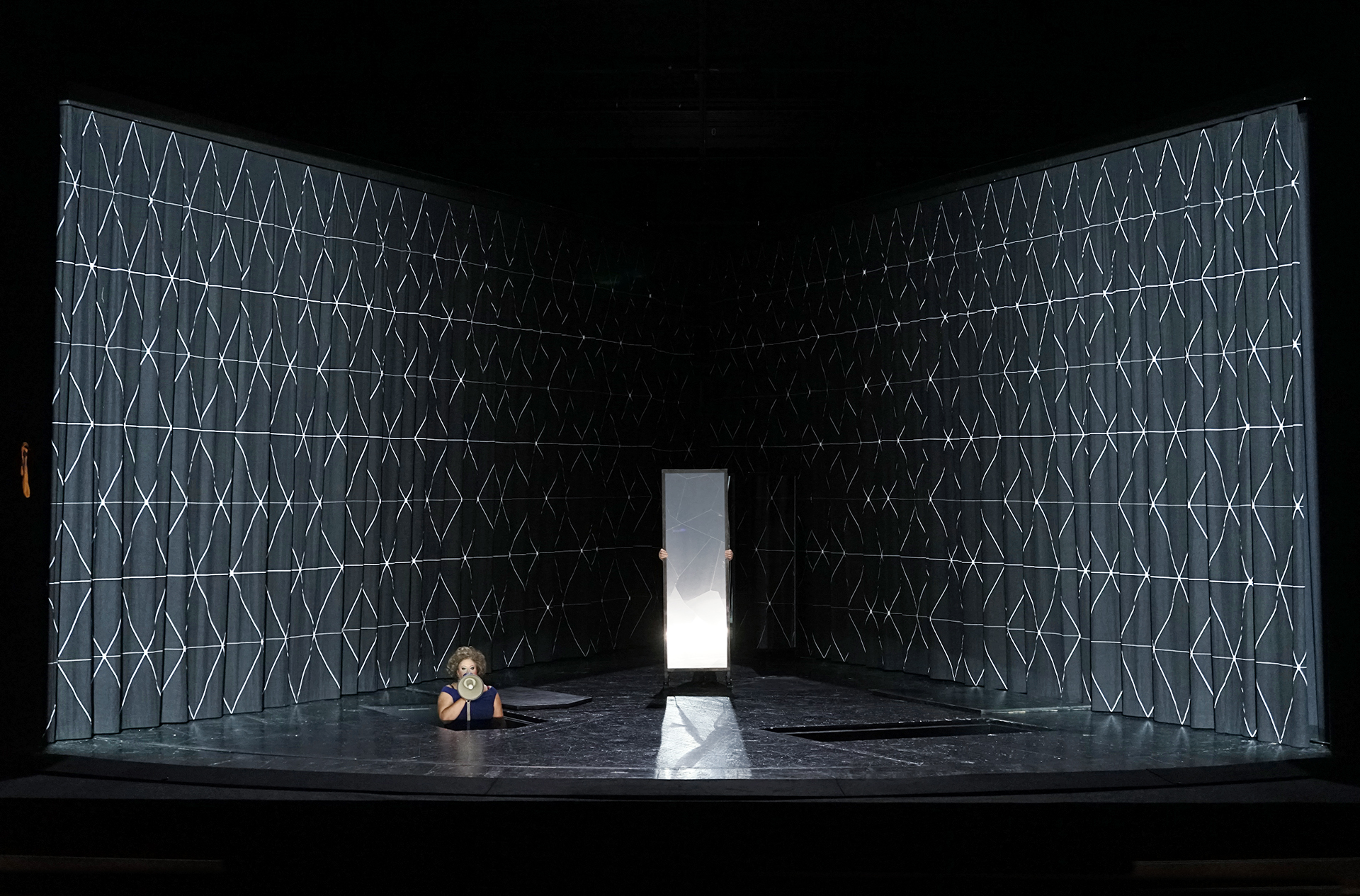 Klaus Grünberg: Aufstieg und Fall der Stadt Mahagonny (Kurt Weill), Regie: Barrie Kosky, Bühnenbild und Licht: Klaus Grünberg, Bühnenbildmitarbeit: Anne Kuhn, Kostüme: Klaus Bruns, Komische Oper Berlin, 2021