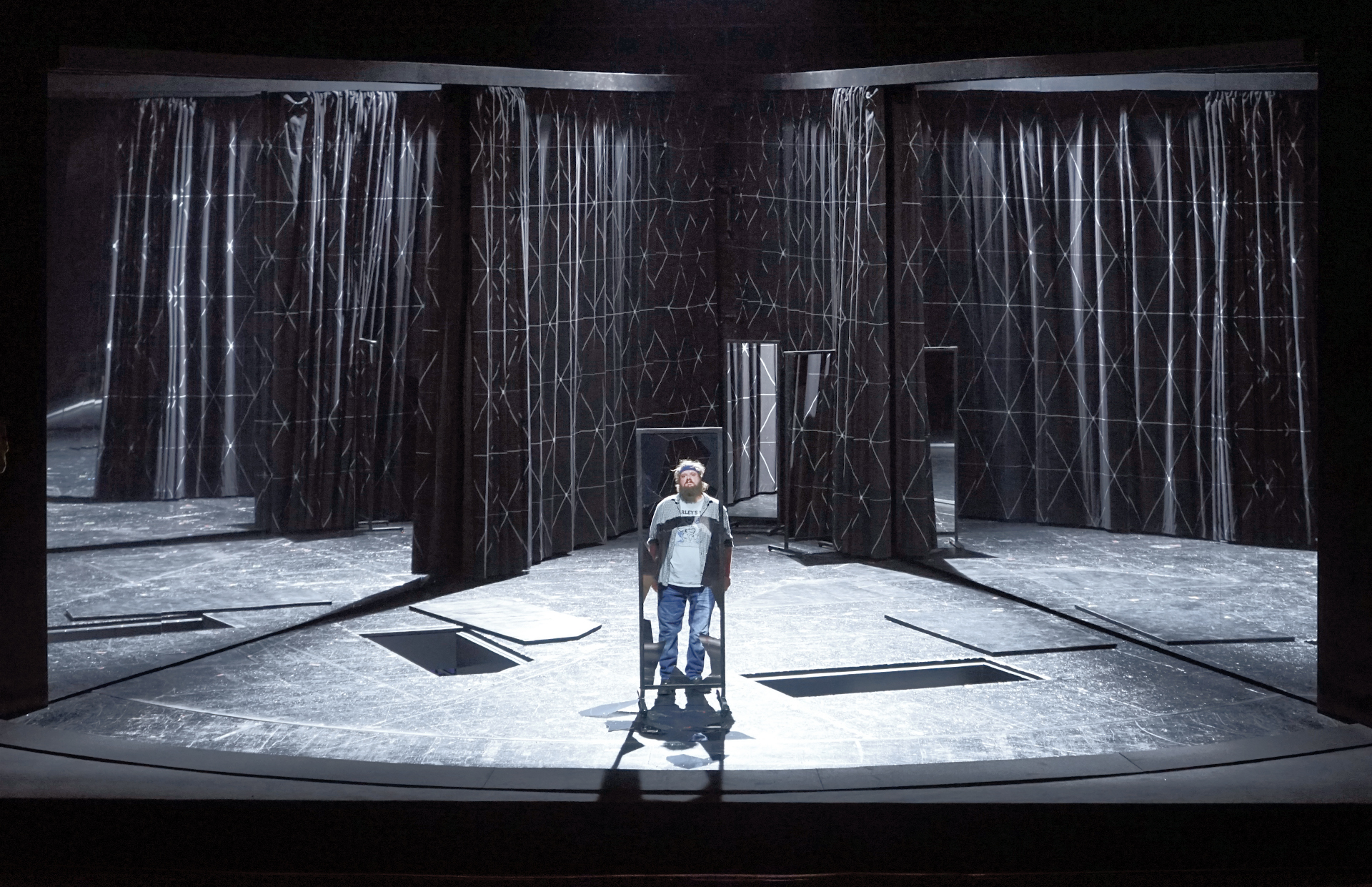 Klaus Grünberg: Aufstieg und Fall der Stadt Mahagonny (Kurt Weill), Regie: Barrie Kosky, Bühnenbild und Licht: Klaus Grünberg, Bühnenbildmitarbeit: Anne Kuhn, Kostüme: Klaus Bruns, Komische Oper Berlin, 2021