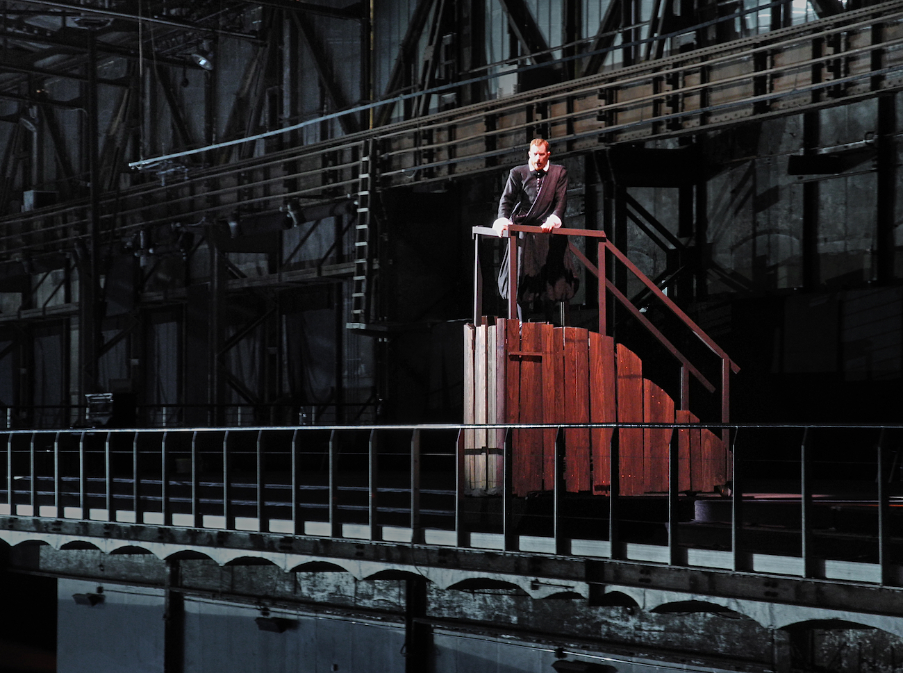 De Materie (Louis Andriessen), Regie: Heiner Goebbels, Bühnenbild und Licht: Klaus Grünberg, Kostüme: Florence von Gerkan, Ruhrtriennale 2014