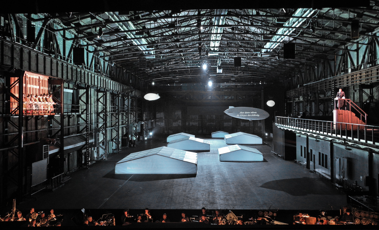 De Materie (Louis Andriessen), Regie: Heiner Goebbels, Bühnenbild und Licht: Klaus Grünberg, Kostüme: Florence von Gerkan, Ruhrtriennale 2014