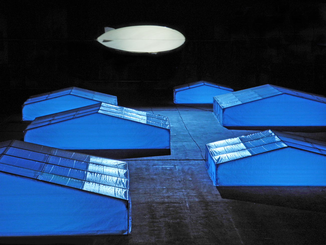 De Materie (Louis Andriessen), Regie: Heiner Goebbels, Bühnenbild und Licht: Klaus Grünberg, Kostüme: Florence von Gerkan, Ruhrtriennale 2014