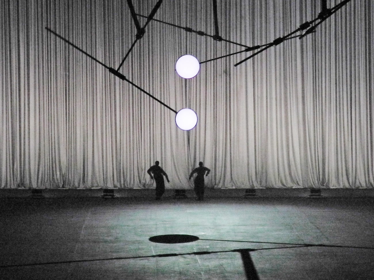 De Materie (Louis Andriessen), Regie: Heiner Goebbels, Bühnenbild und Licht: Klaus Grünberg, Kostüme: Florence von Gerkan, Ruhrtriennale 2014