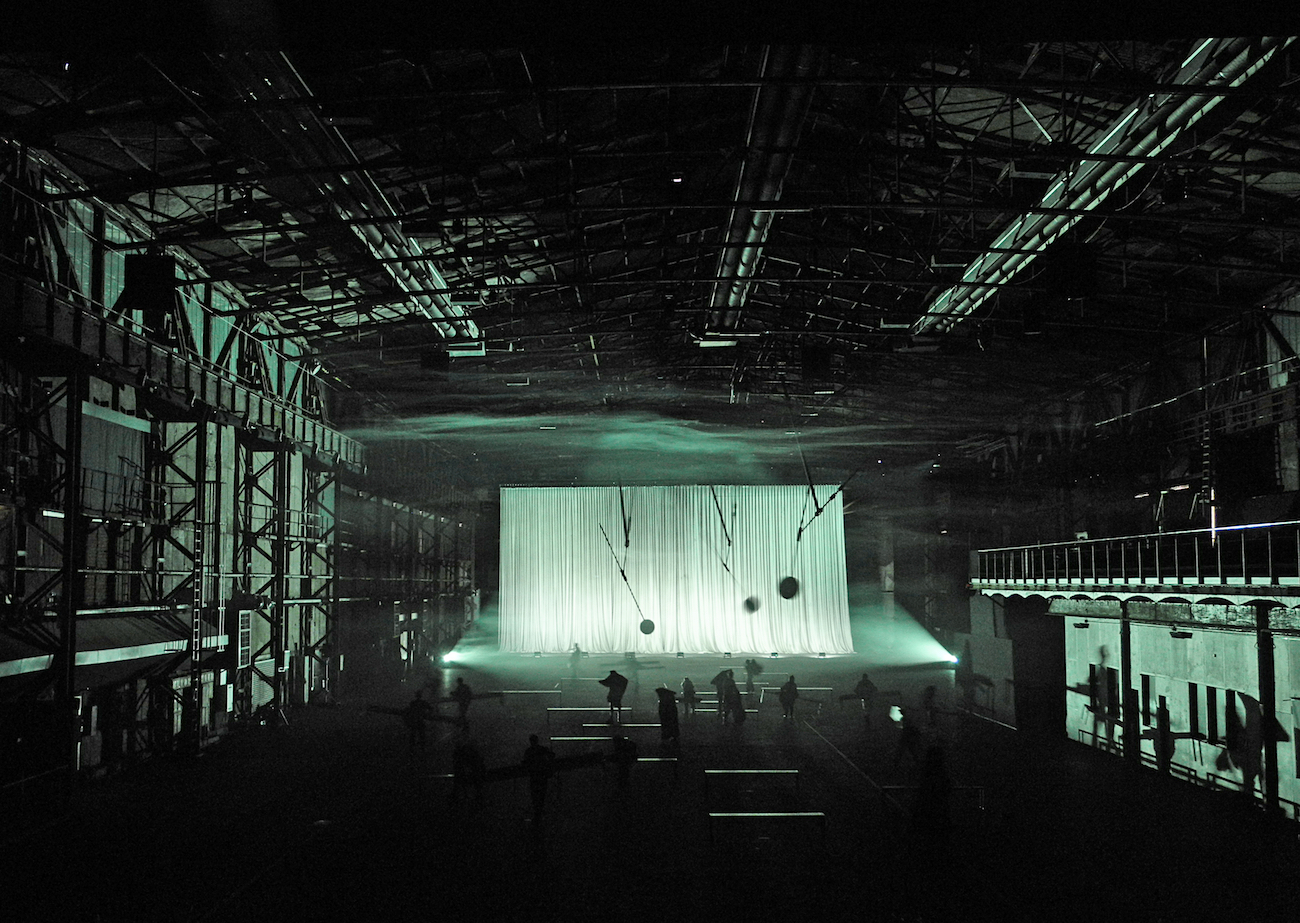 De Materie (Louis Andriessen), Regie: Heiner Goebbels, Bühnenbild und Licht: Klaus Grünberg, Kostüme: Florence von Gerkan, Ruhrtriennale 2014