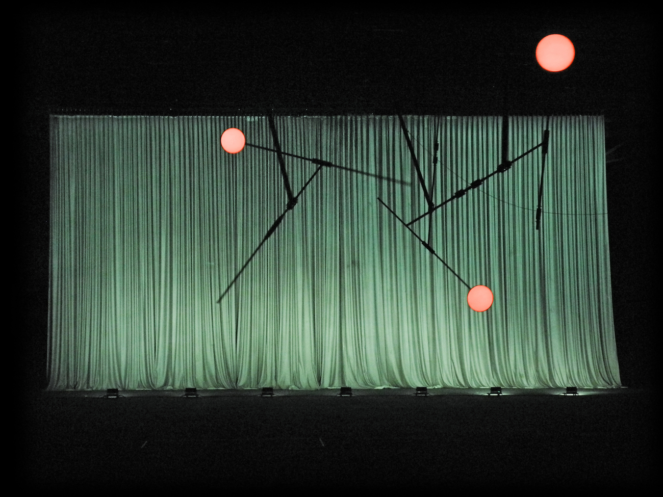 De Materie (Louis Andriessen), Regie: Heiner Goebbels, Bühnenbild und Licht: Klaus Grünberg, Kostüme: Florence von Gerkan, Ruhrtriennale 2014