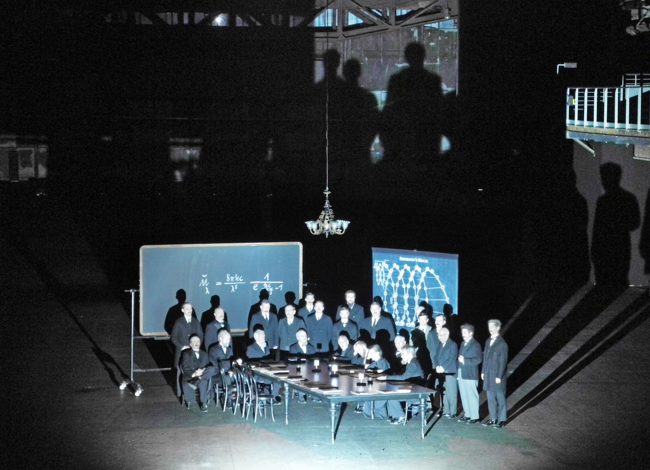 De Materie (Louis Andriessen), Regie: Heiner Goebbels, Bühnenbild und Licht: Klaus Grünberg, Kostüme: Florence von Gerkan, Ruhrtriennale 2014