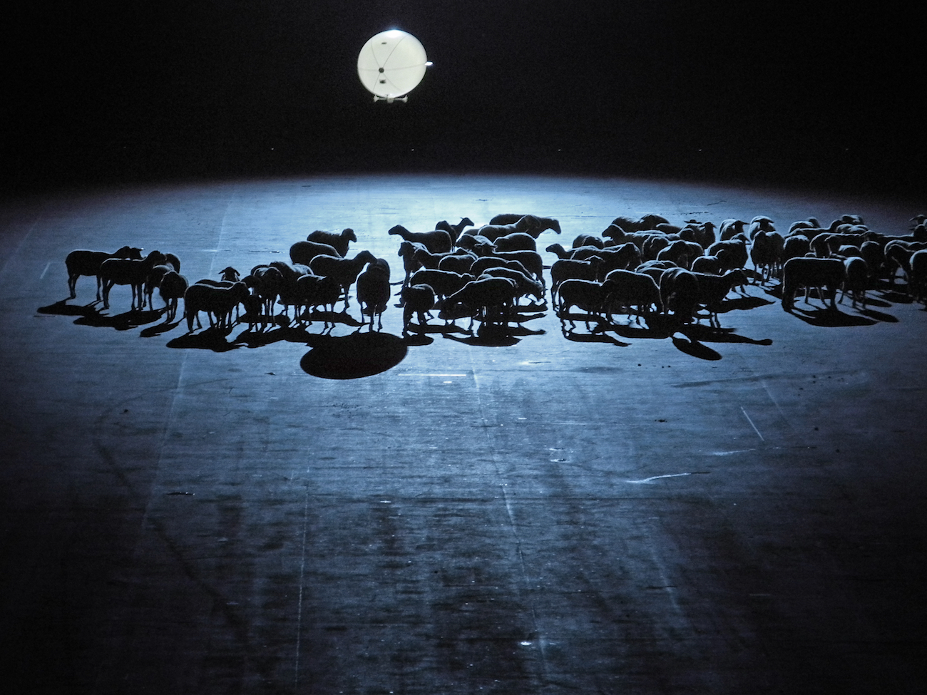 De Materie (Louis Andriessen), Regie: Heiner Goebbels, Bühnenbild und Licht: Klaus Grünberg, Kostüme: Florence von Gerkan, Ruhrtriennale 2014