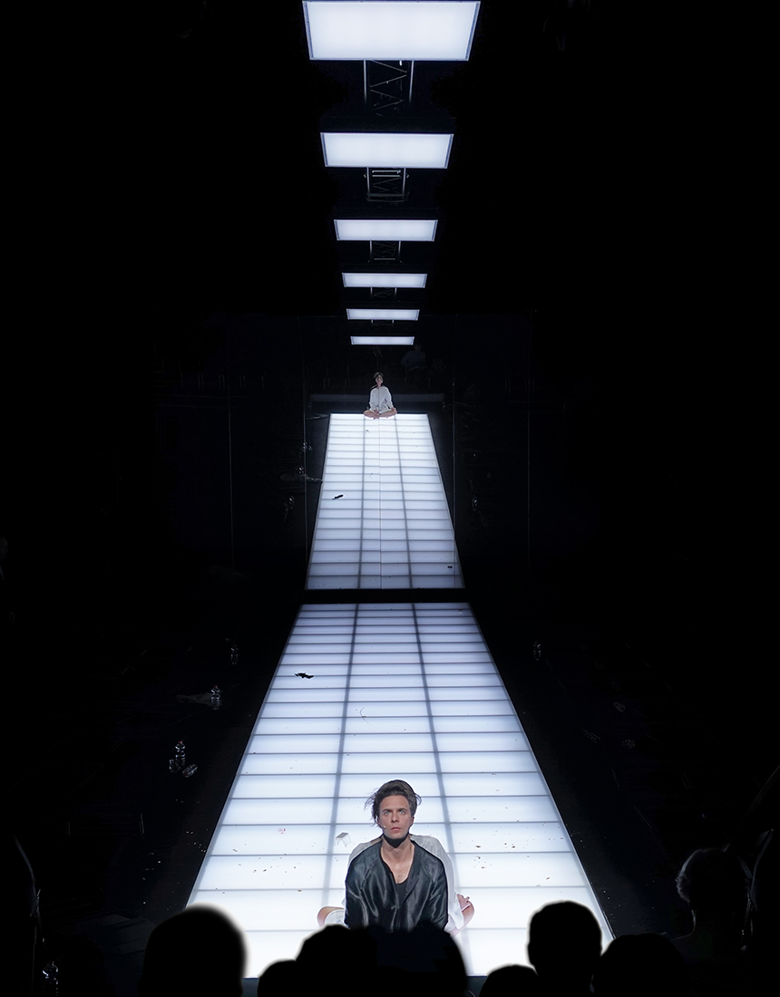 Momentum (Lot Vekemans), Regie: Roger Vontobel, Bühnenbild und Licht: Klaus Grünberg, Musik: Matthias Herrmann, Kostüme: Tina Kloempken, Schauspielhaus Düsseldorf, 2018