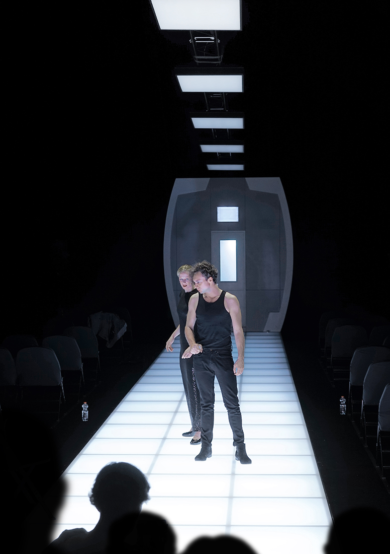 Momentum (Lot Vekemans), Regie: Roger Vontobel, Bühnenbild und Licht: Klaus Grünberg, Musik: Matthias Herrmann, Kostüme: Tina Kloempken, Schauspielhaus Düsseldorf, 2018