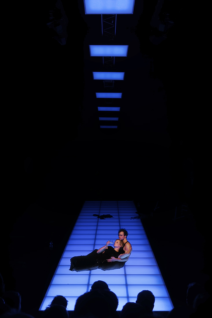 Momentum (Lot Vekemans), Regie: Roger Vontobel, Bühnenbild und Licht: Klaus Grünberg, Musik: Matthias Herrmann, Kostüme: Tina Kloempken, Schauspielhaus Düsseldorf, 2018