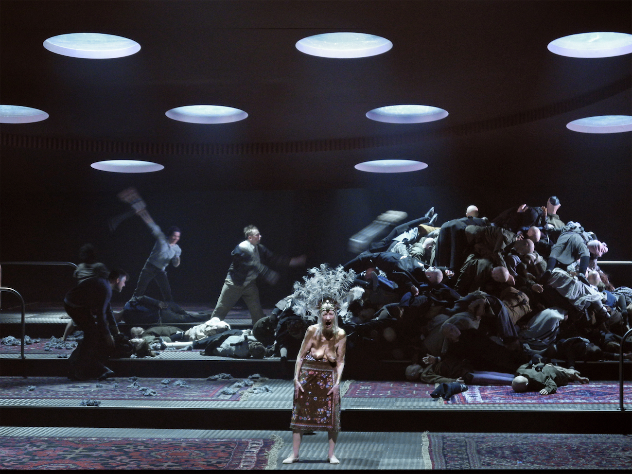 Moses und Aron (A. Schönberg), Regie: Barrie Kosky, Bühnenbild, Licht: Klaus Grünberg, Kostüme: Klaus Bruns, Komische Oper Berlin, 2015